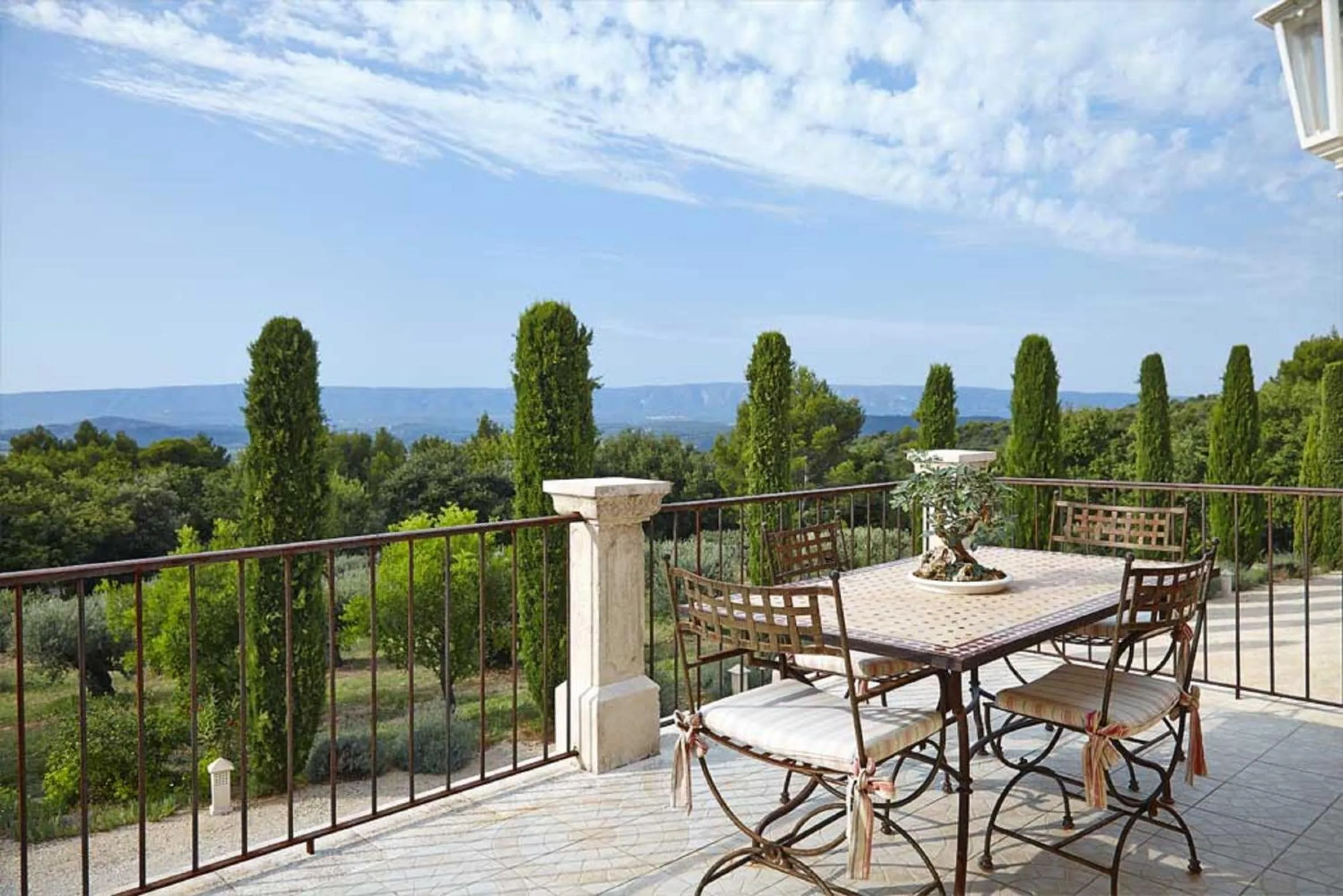 Patio in Le Jas de Joucas Hôtel-Restaurant