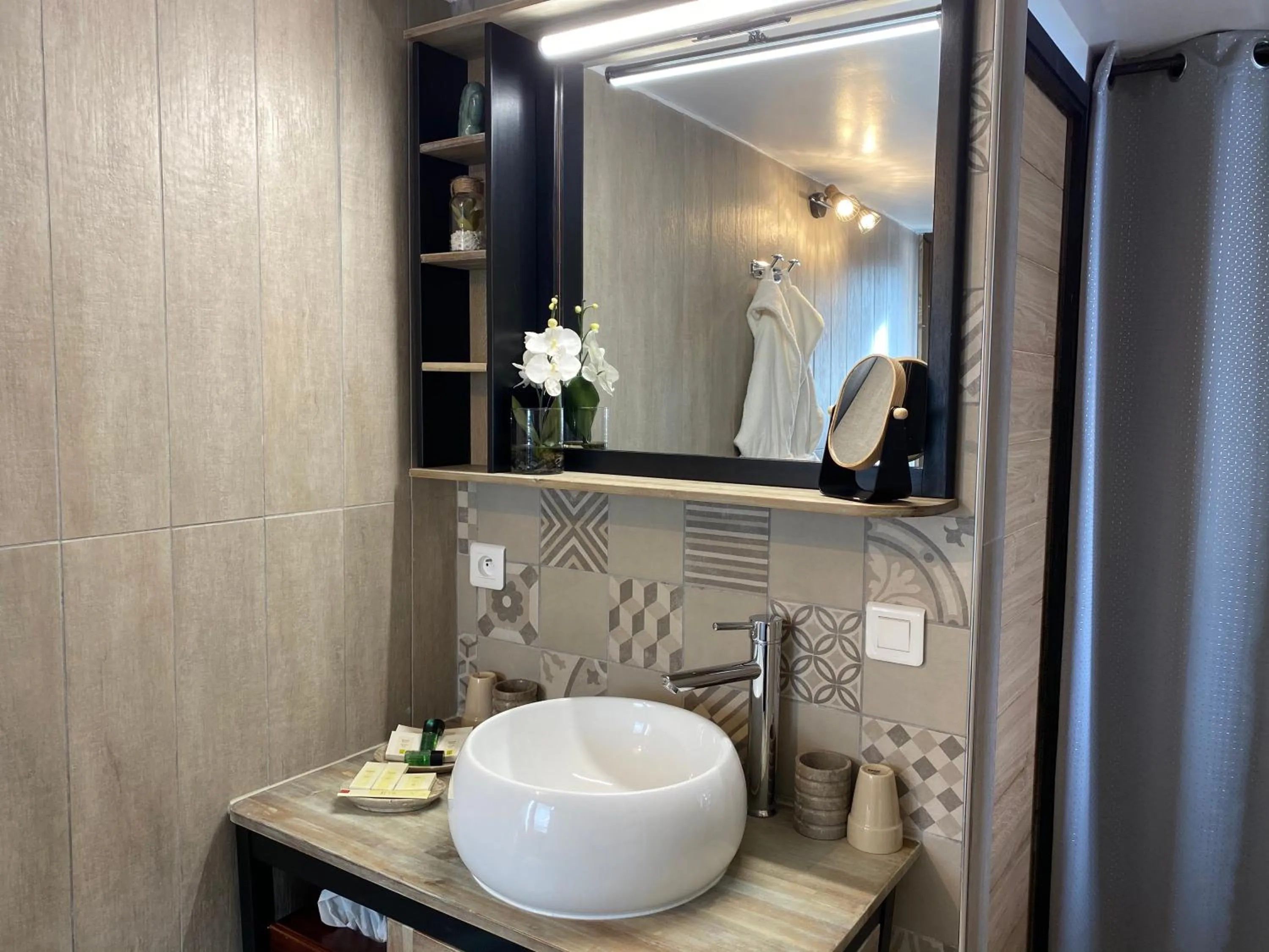 Bathroom in Le Jas de Joucas Hôtel-Restaurant