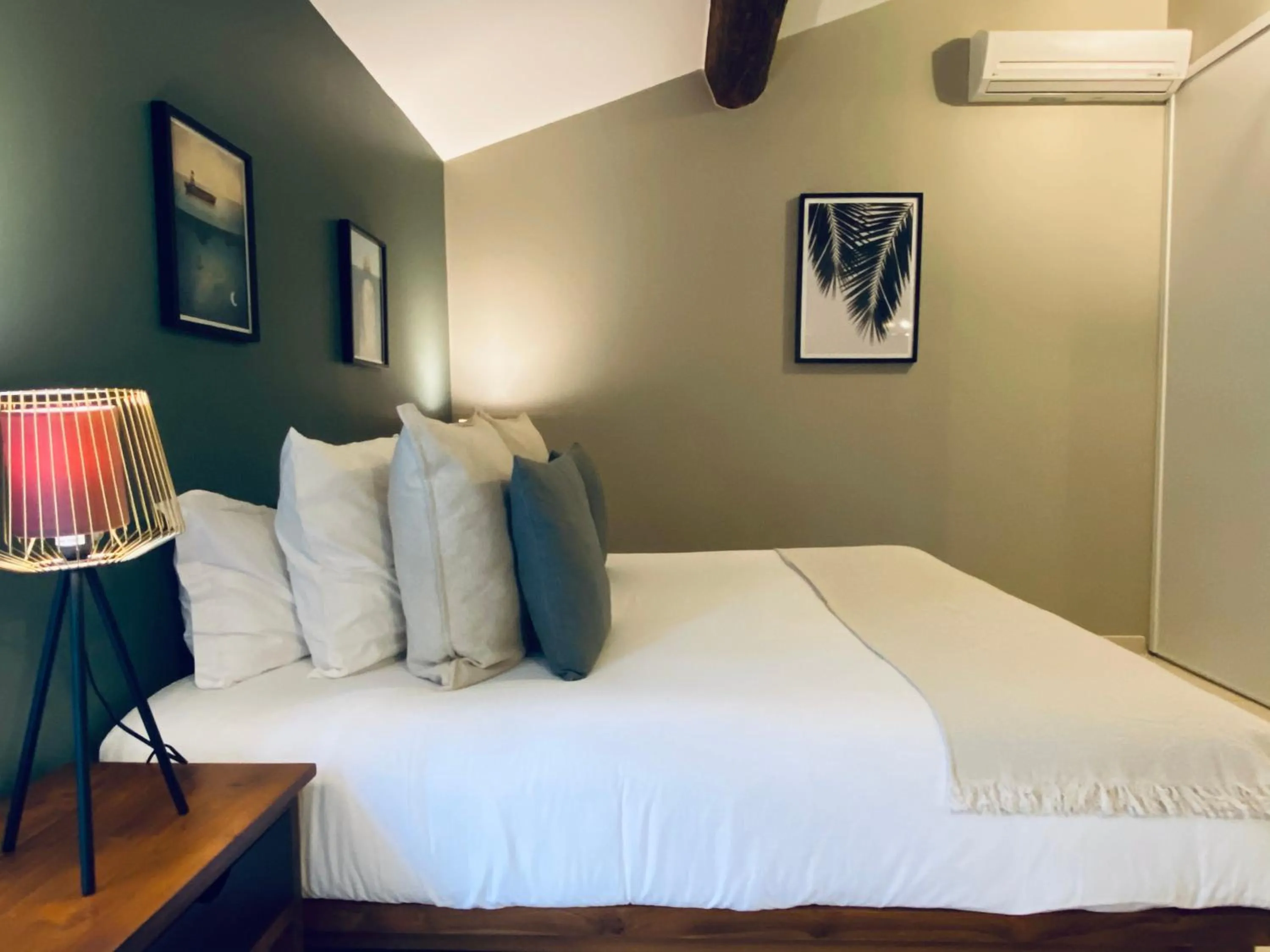 Bed in Le Jas de Joucas Hôtel-Restaurant