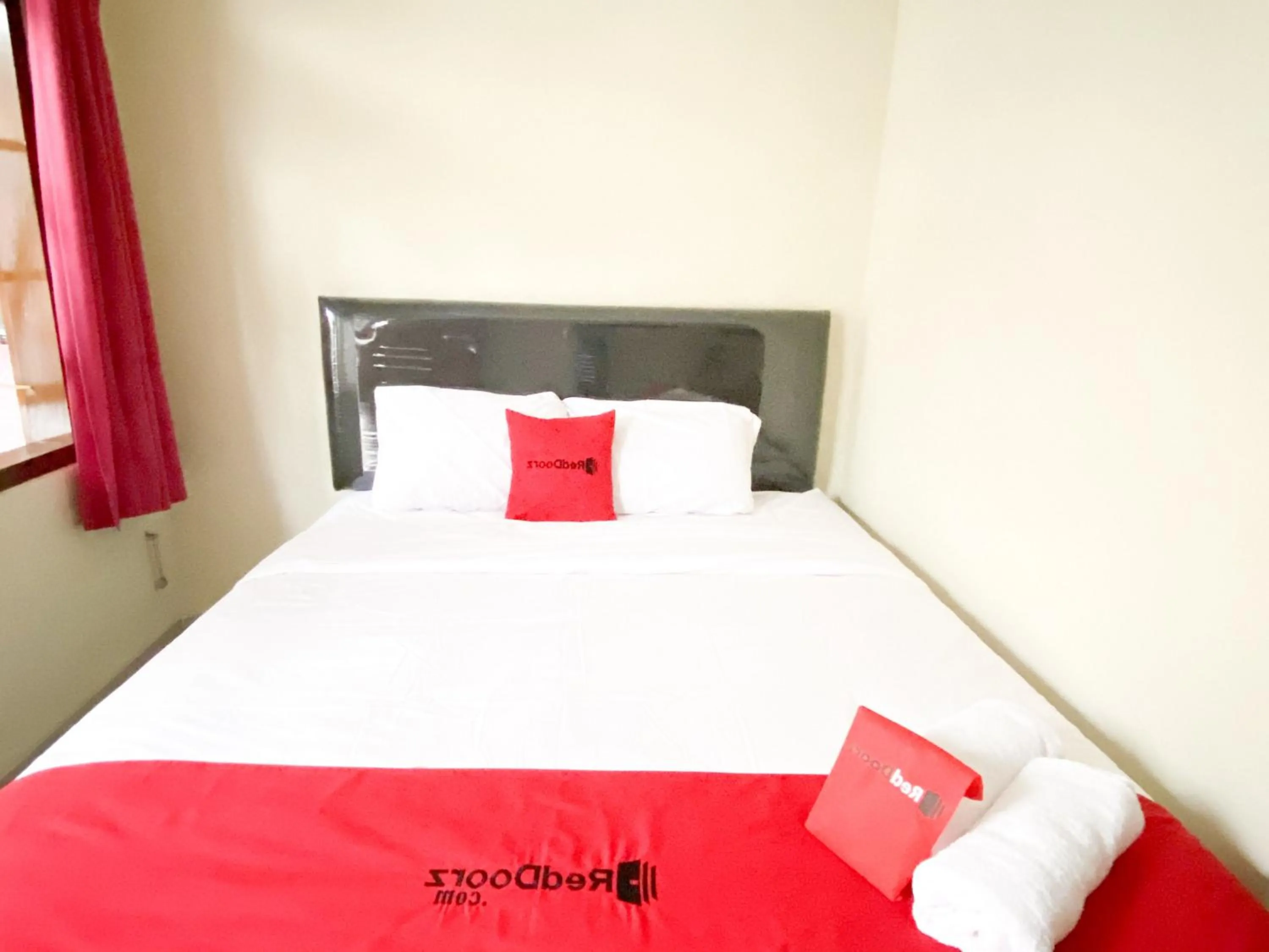 Bed in RedDoorz At Simpang Borobudur