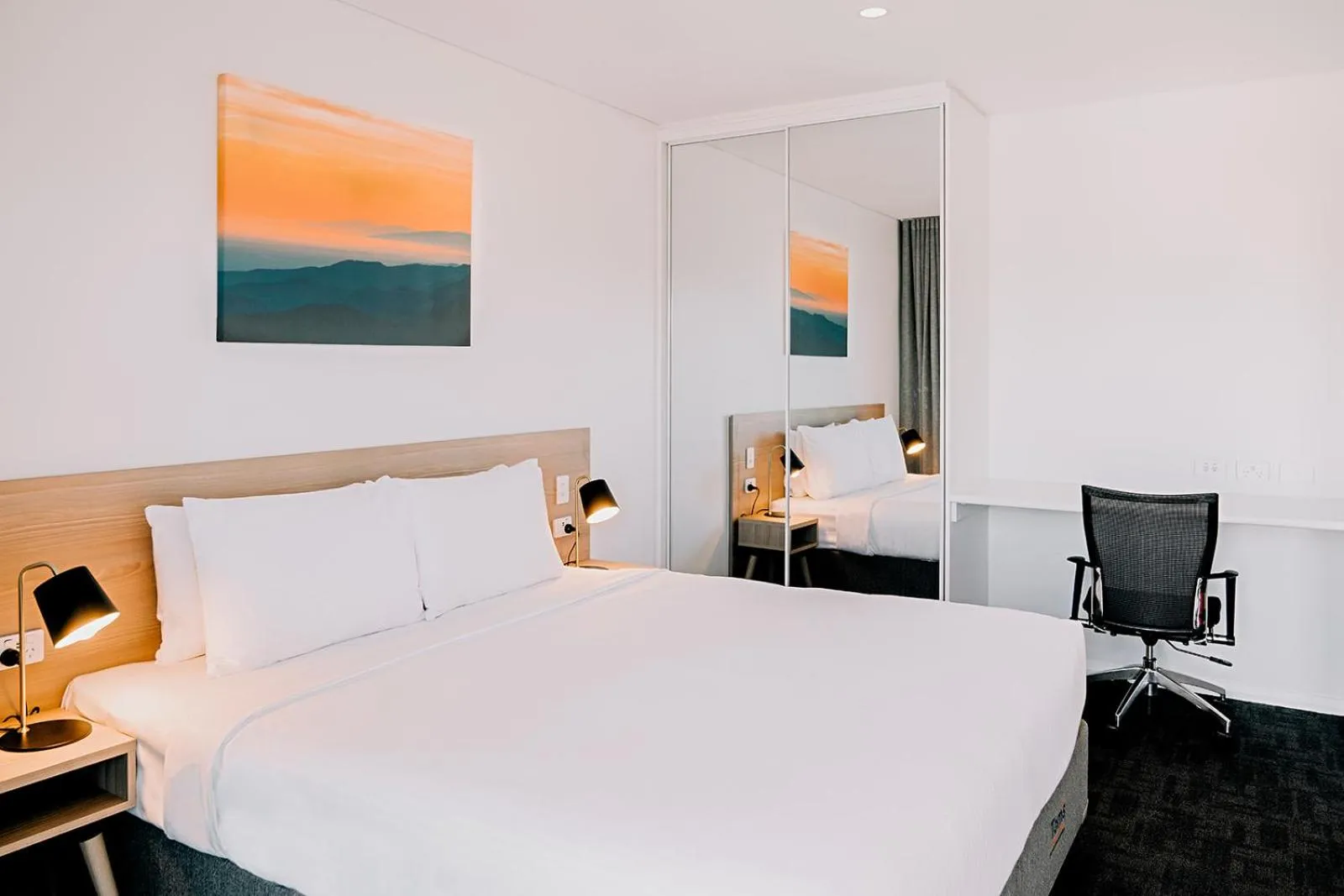 Bedroom, Bed in Toms Court Hotel