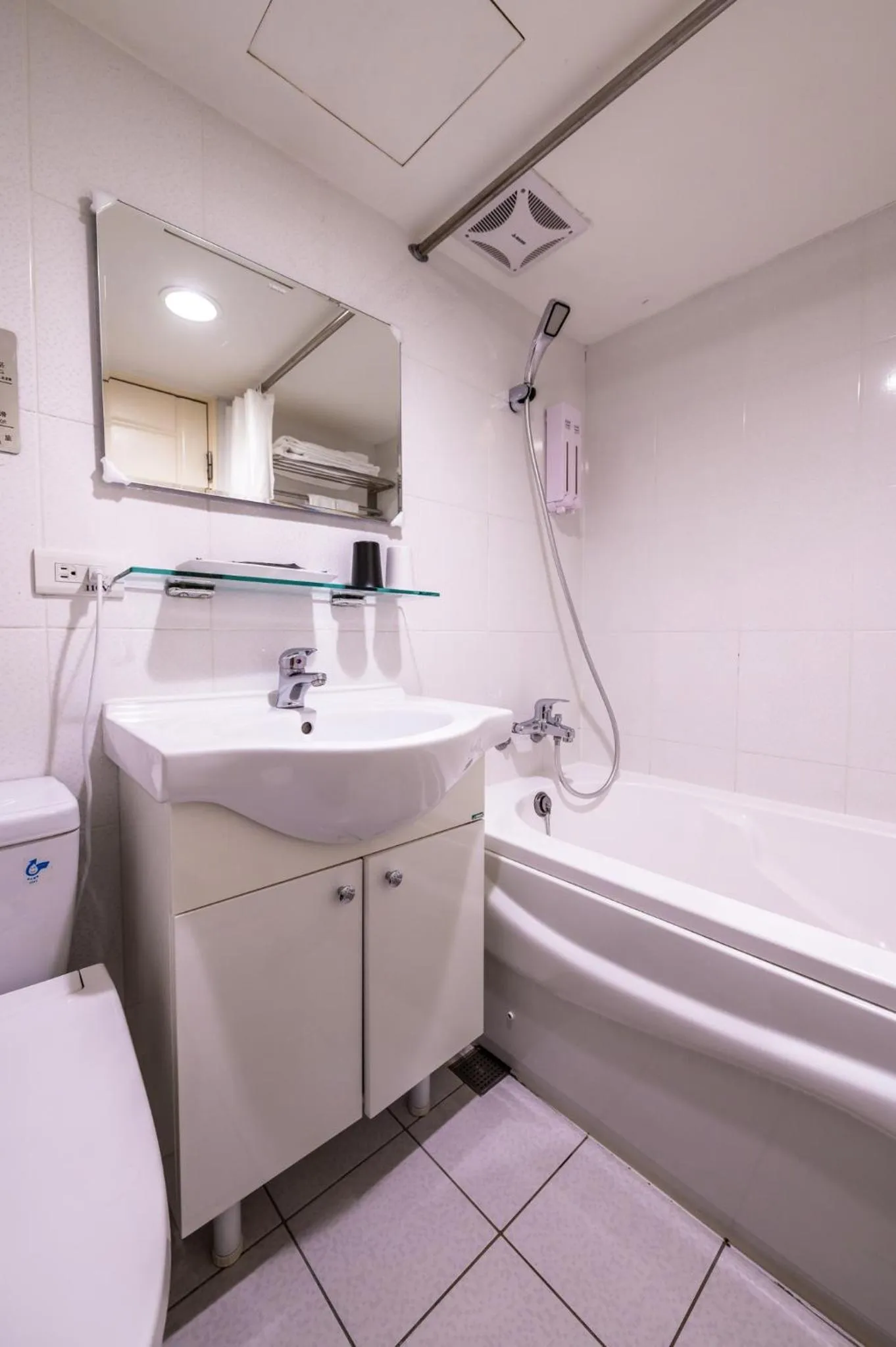 Shower in Hub Hotel - Songshan Airport Branch