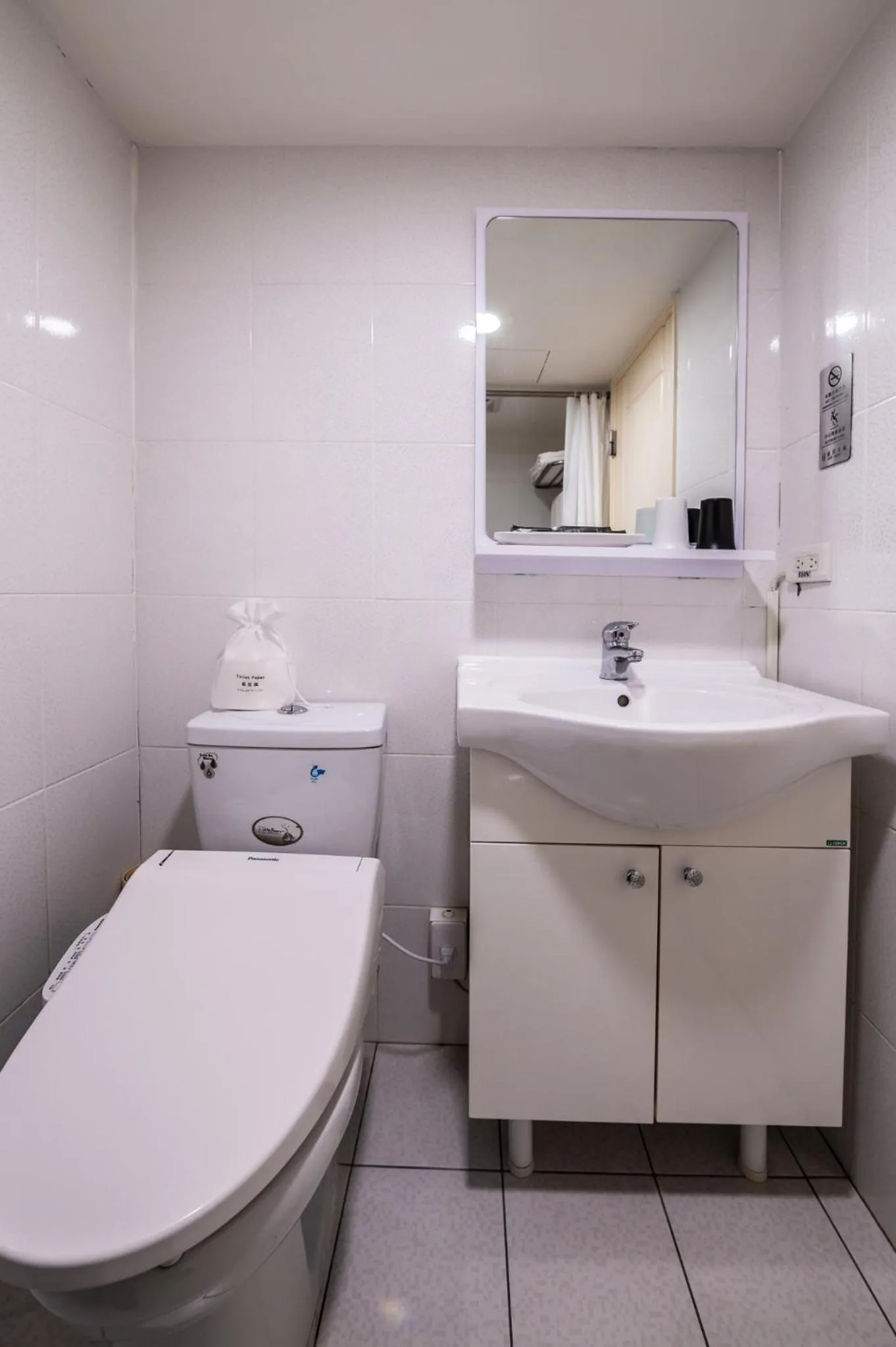 Toilet in Hub Hotel - Songshan Airport Branch