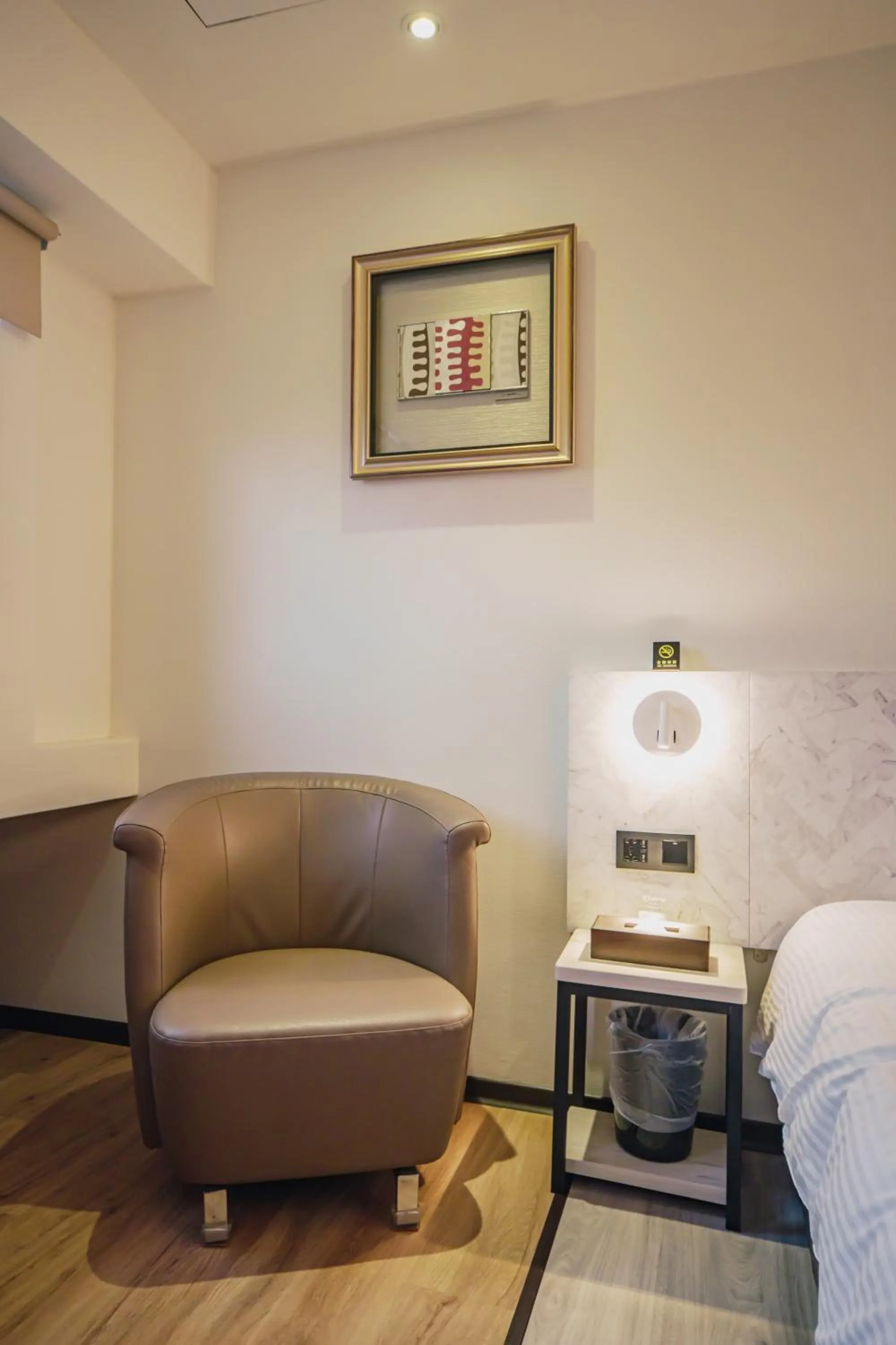 Seating area, Bed in Hub Hotel - Songshan Airport Branch