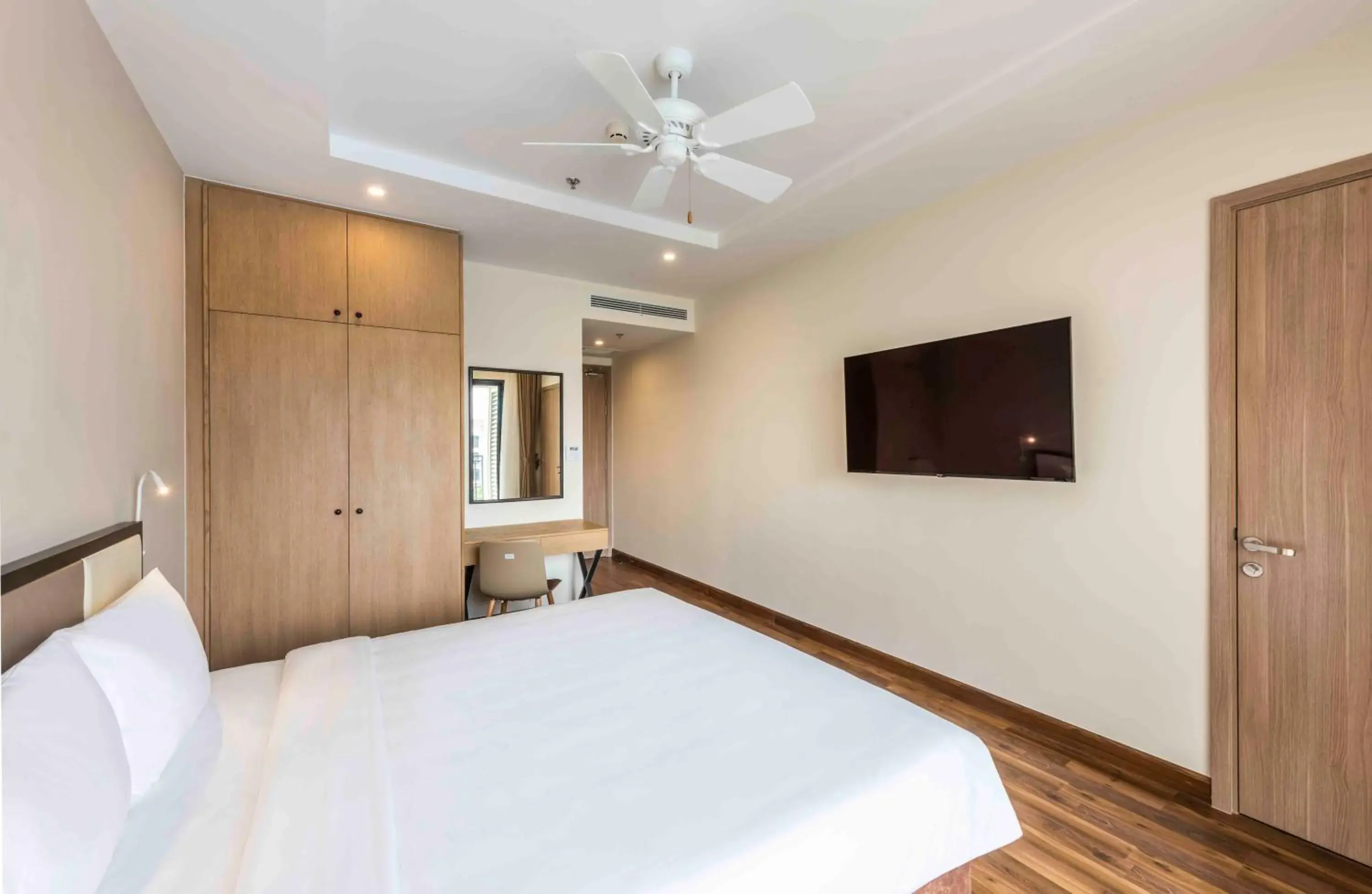 Standard King Bed in Vinholidays Fiesta Phu Quoc Standard King Bed in Vinholidays Fiesta Phu Quoc
