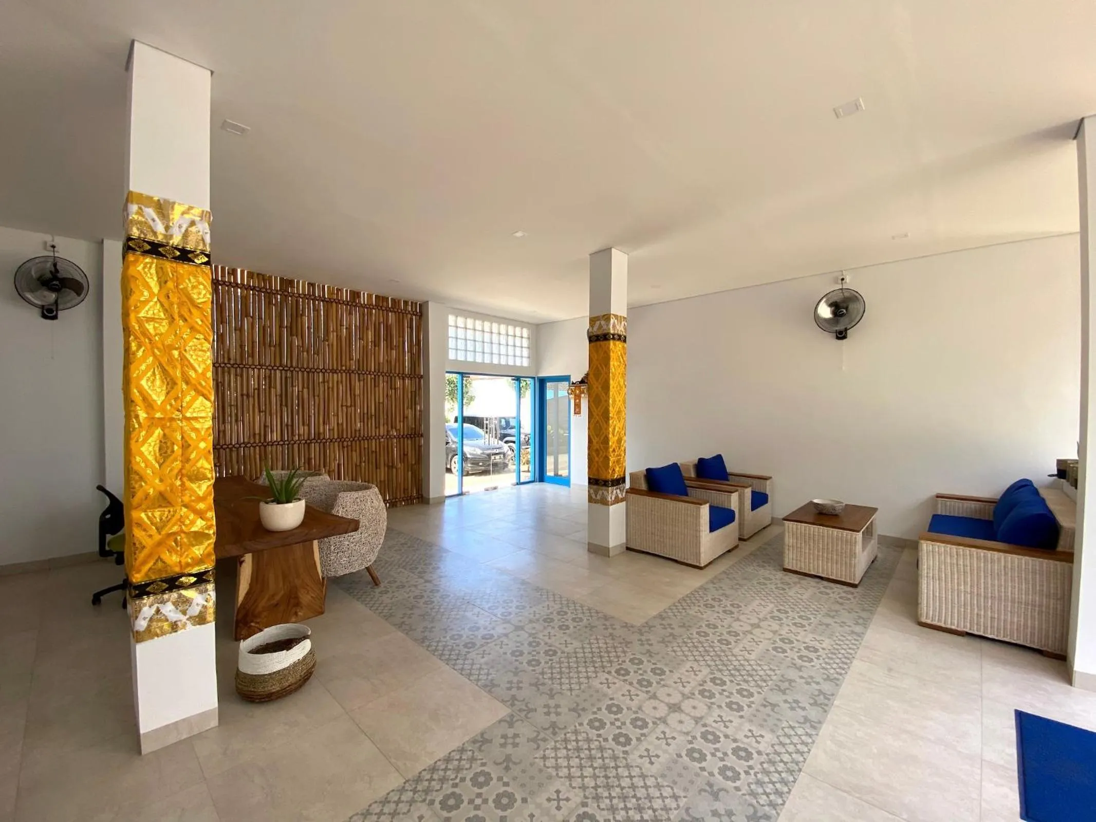 Communal lounge/ TV room in Kura Kura Divers Lodge