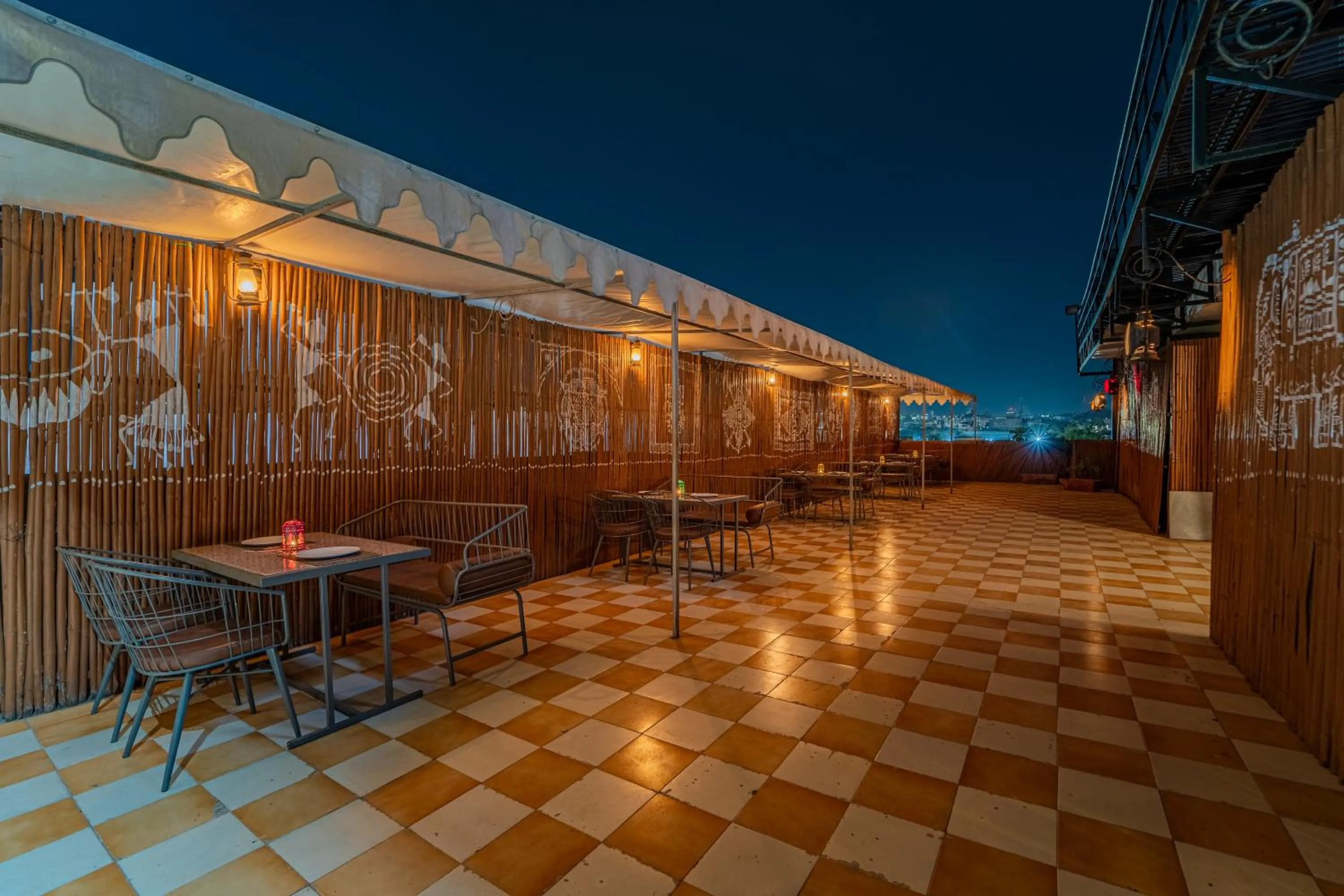 Restaurant/places to eat in Hotel City Square By KeyMagics