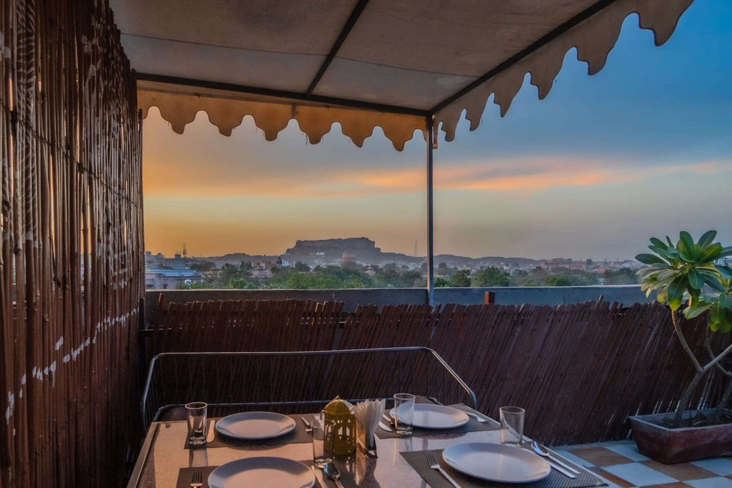 Restaurant/places to eat in Hotel City Square By KeyMagics