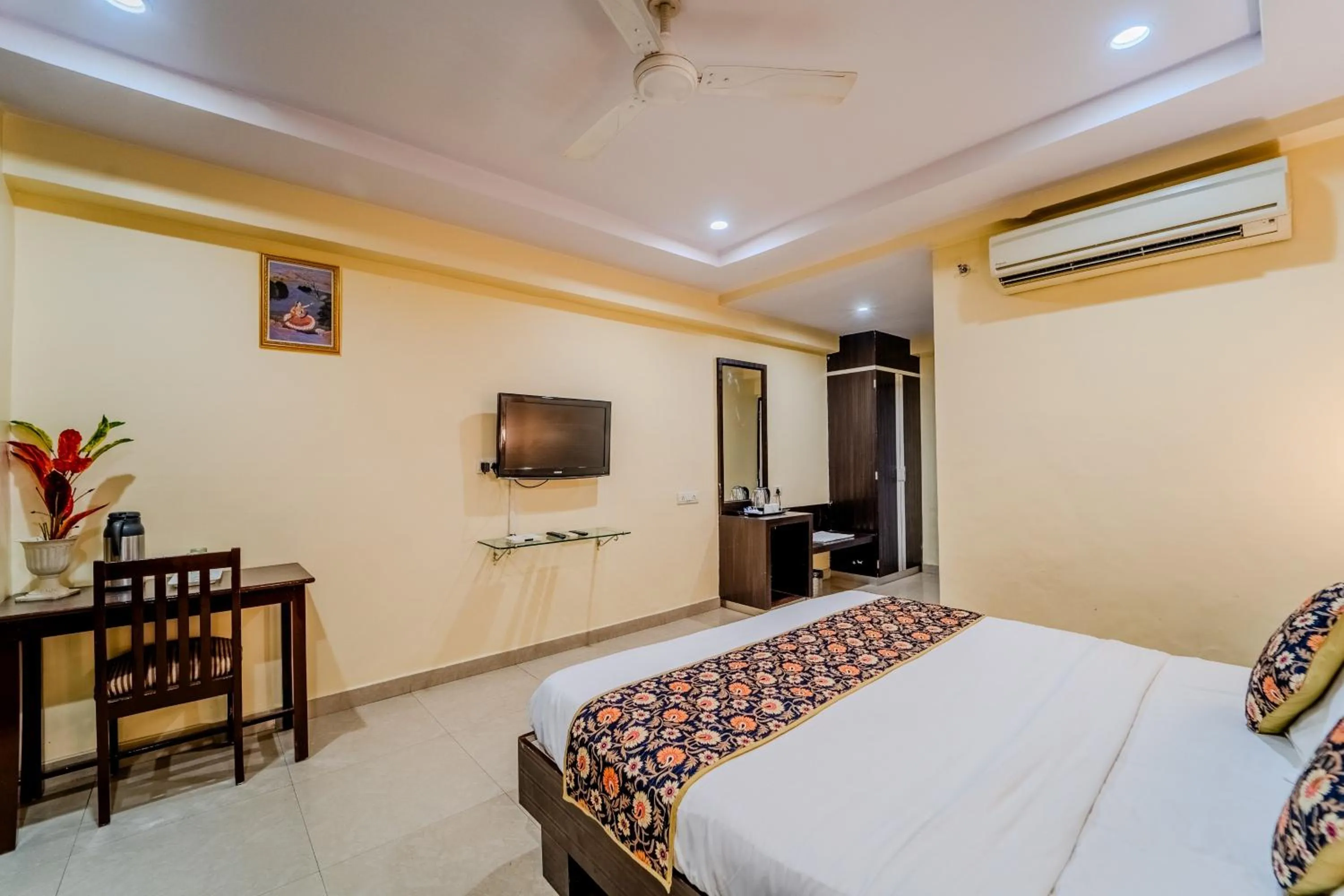 Photo of the whole room, Bed in Hotel City Square By KeyMagics