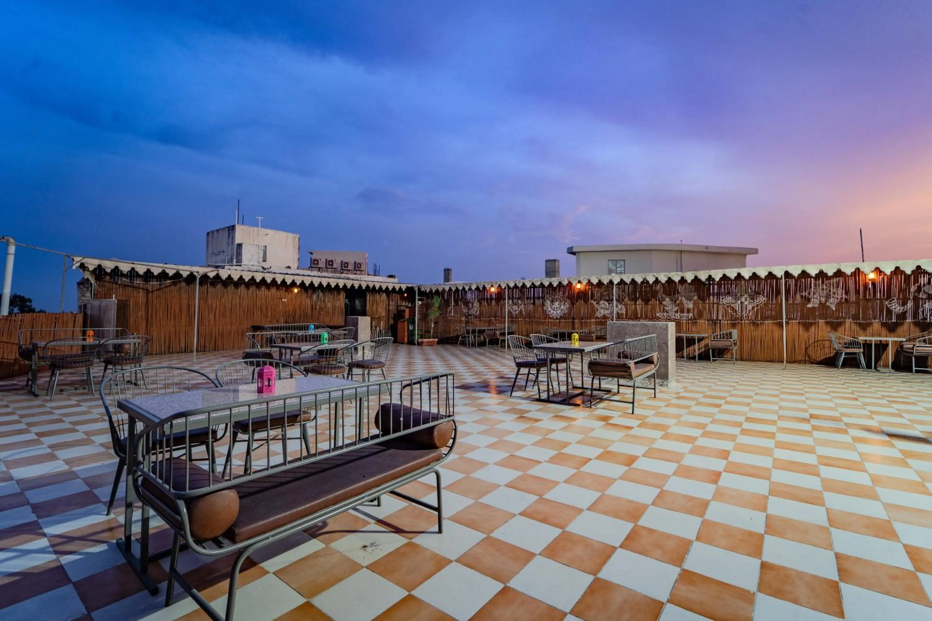 Restaurant/places to eat in Hotel City Square By KeyMagics