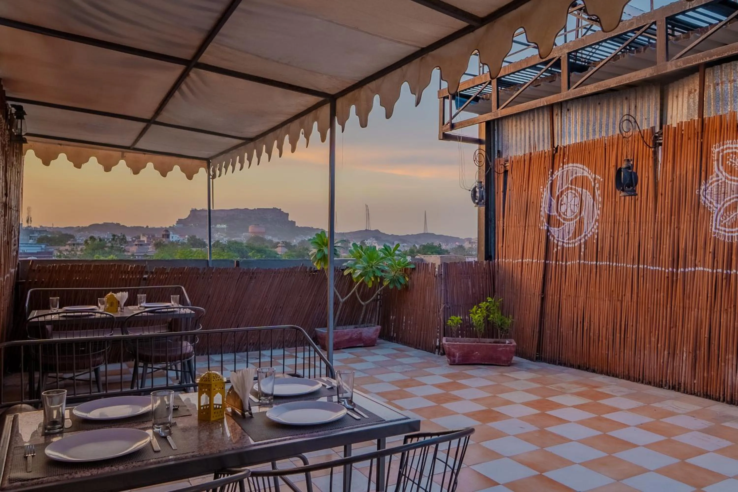 Restaurant/places to eat in Hotel City Square By KeyMagics