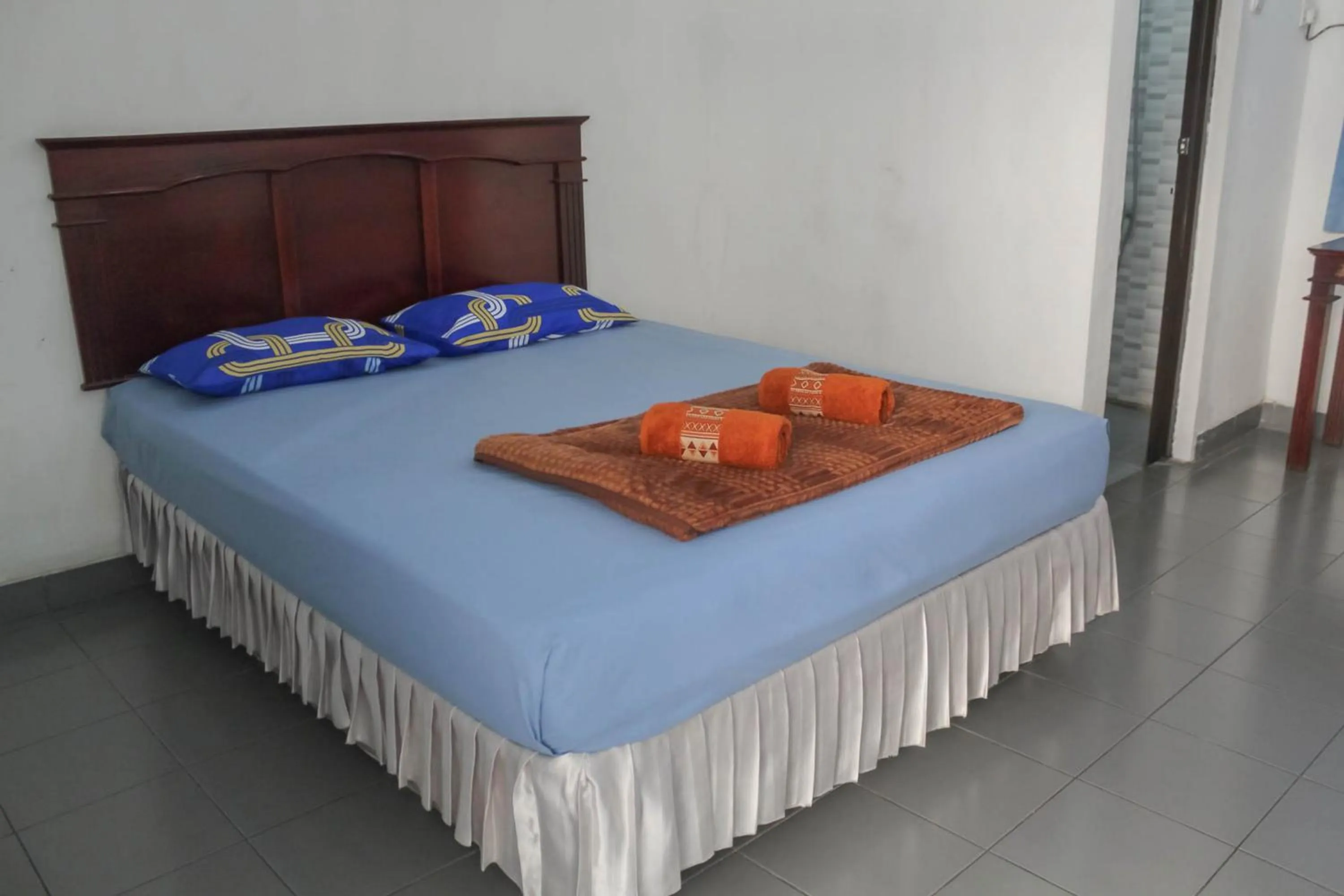 Bed in Hotel Rajawali Mitra RedDoorz