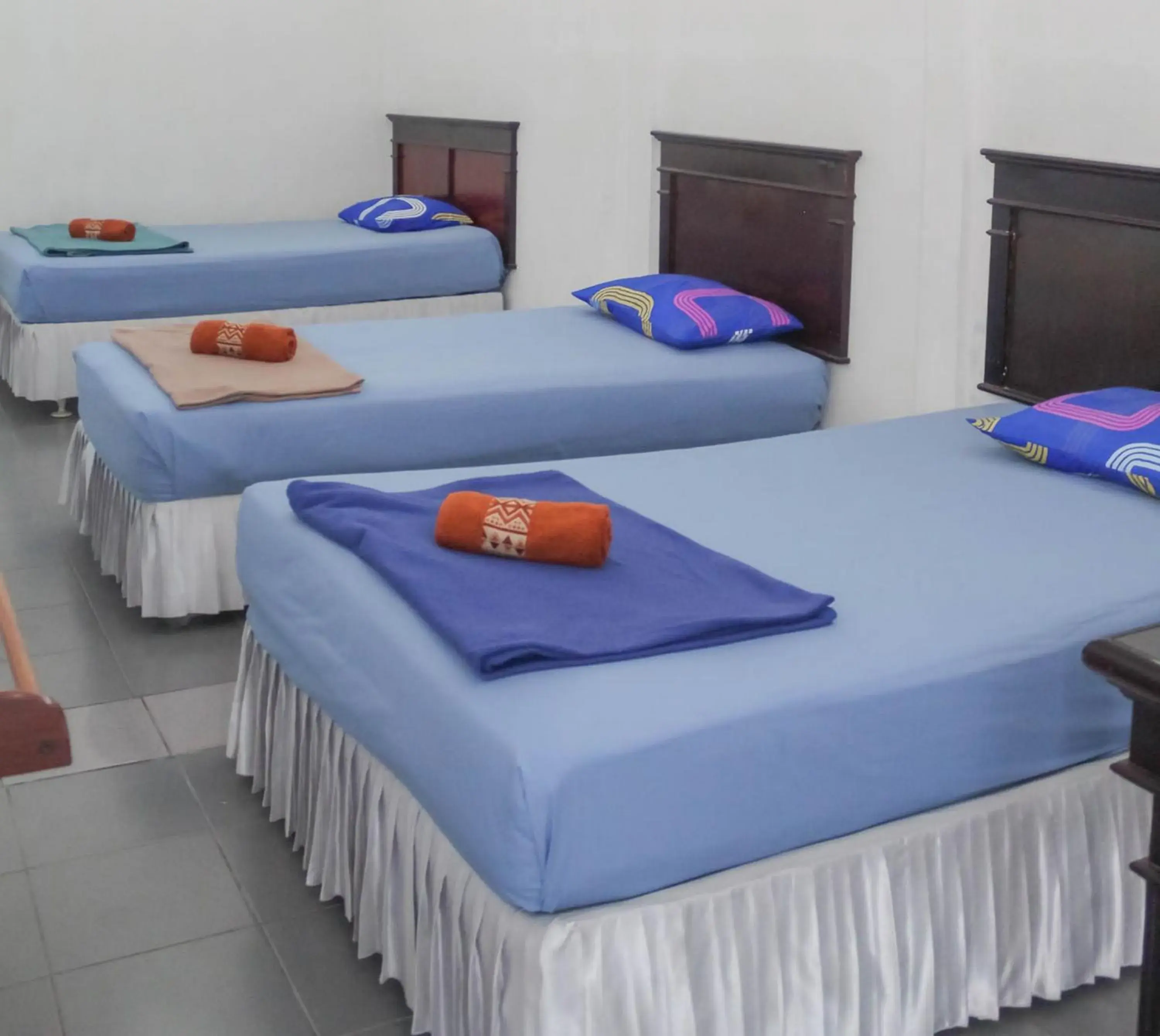 Triple Room in Hotel Rajawali Mitra RedDoorz Triple Room in Hotel Rajawali Mitra RedDoorz