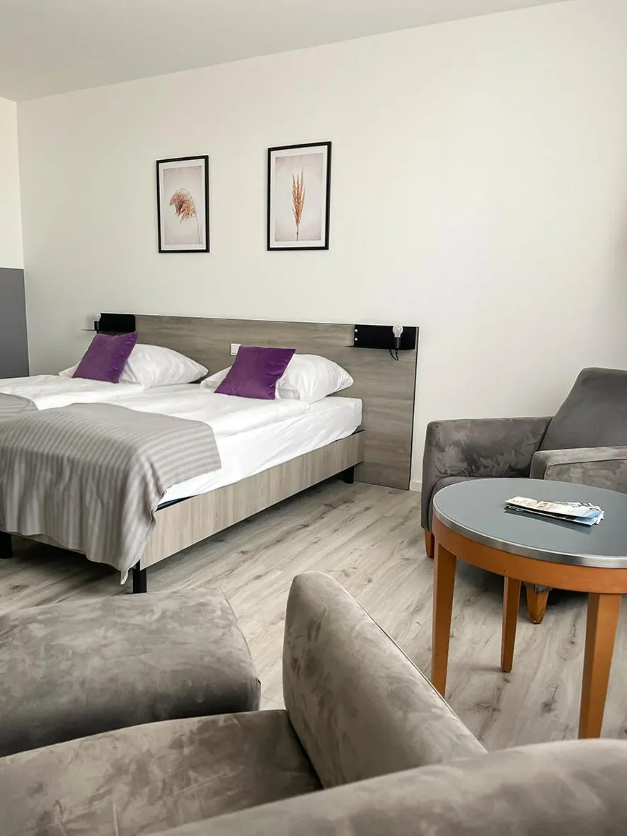 Bed in PRIMA Inn HOTEL & HOF NEURUPPIN - digitales & rezeptionsloses Motel