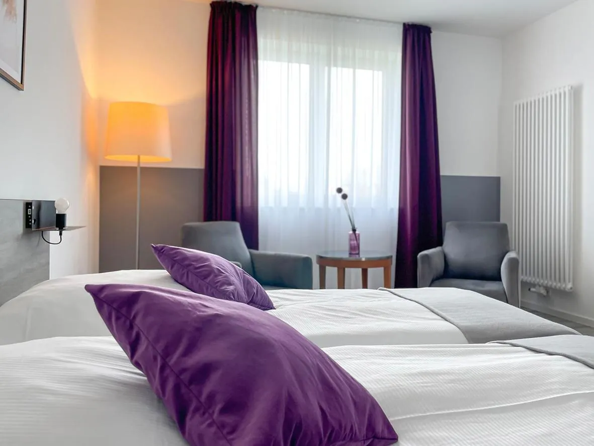 Bed in PRIMA Inn HOTEL & HOF NEURUPPIN - digitales & rezeptionsloses Motel