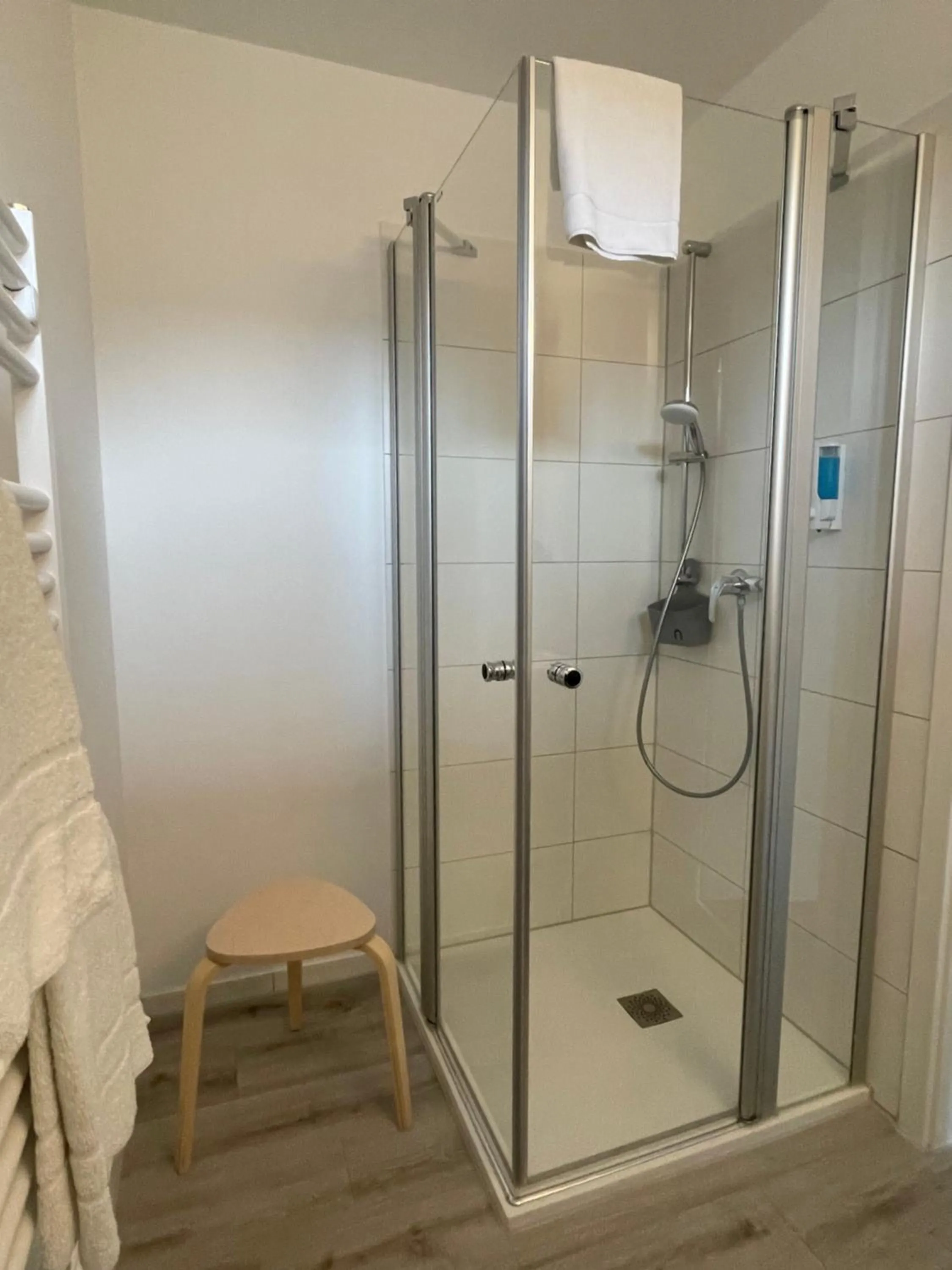 Bathroom in PRIMA Inn HOTEL & HOF NEURUPPIN - digitales & rezeptionsloses Motel