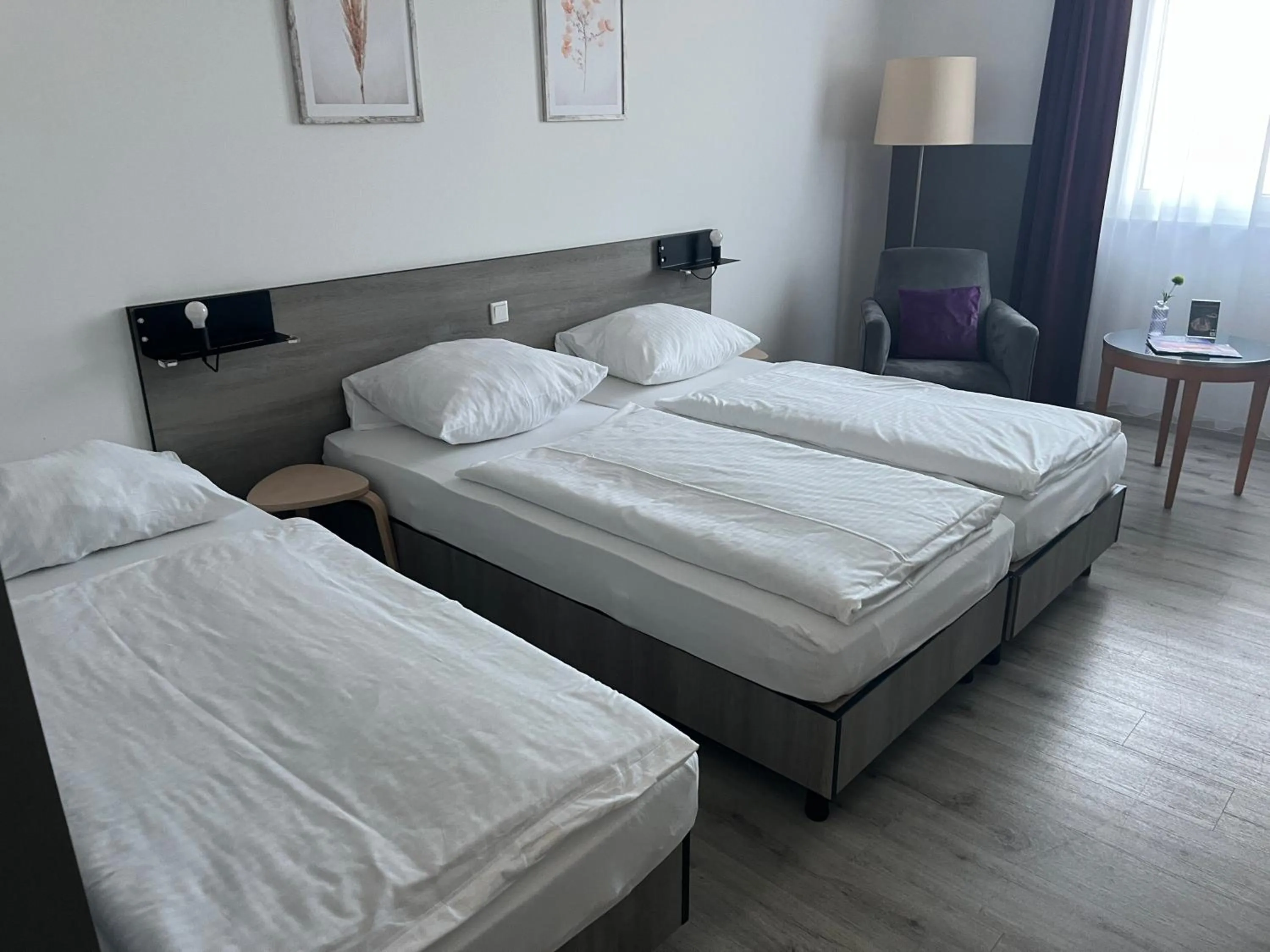 Bed in PRIMA Inn HOTEL & HOF NEURUPPIN - digitales & rezeptionsloses Motel