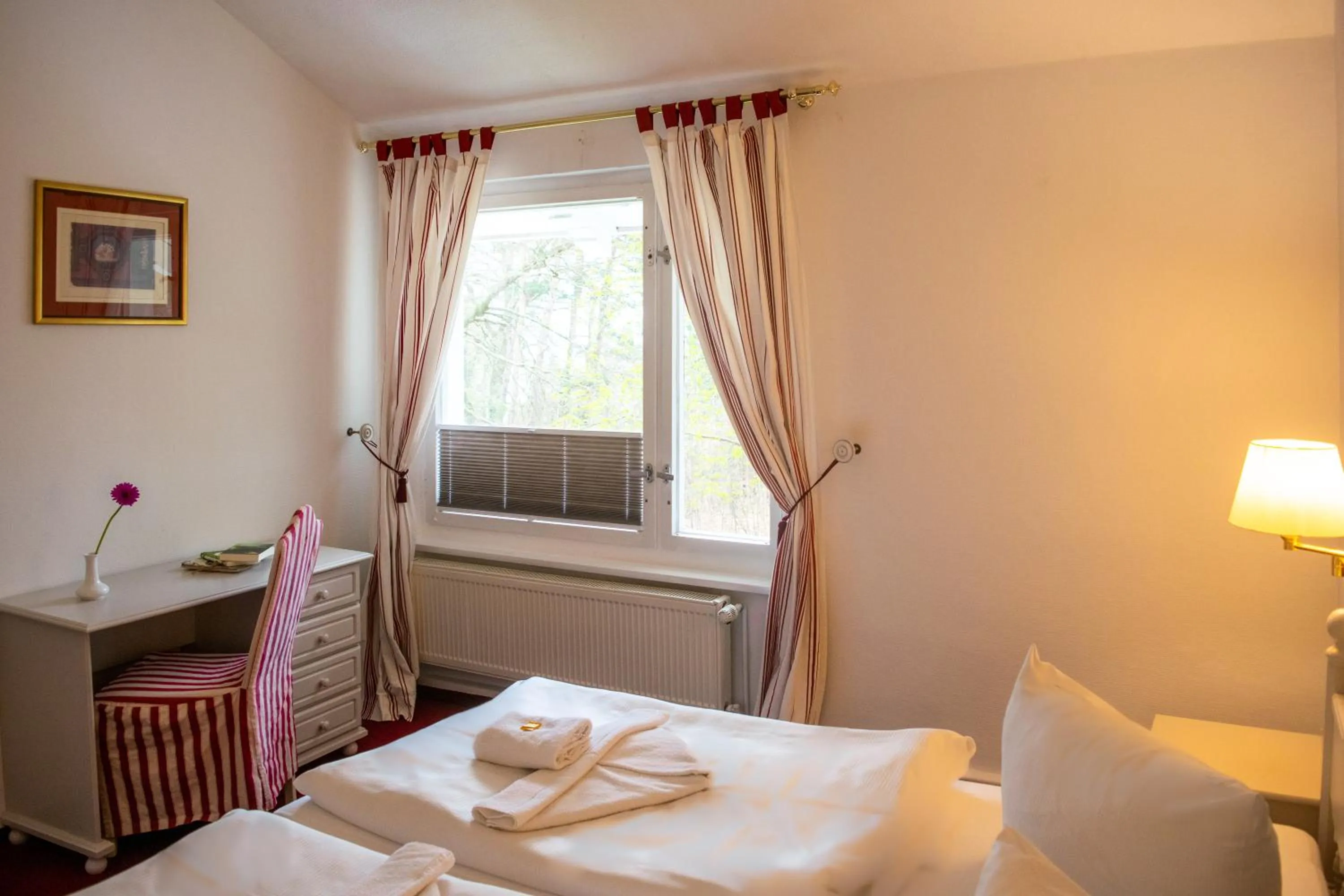 Photo of the whole room, Bed in Meeressterne Hotel Weißes Schloß