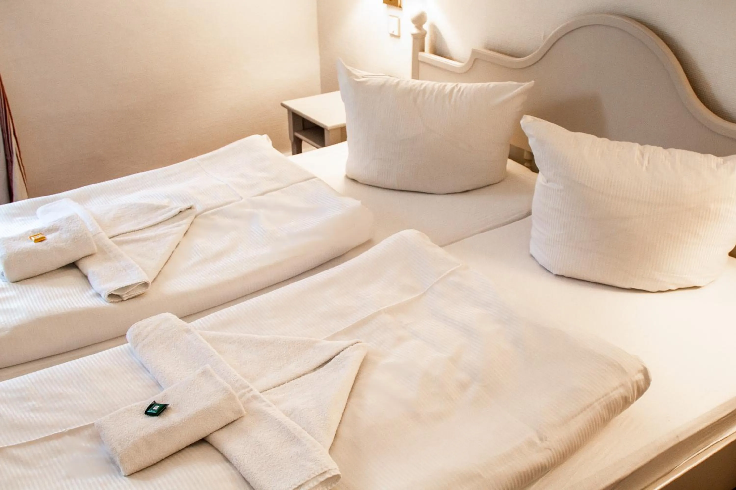 Photo of the whole room, Bed in Meeressterne Hotel Weißes Schloß