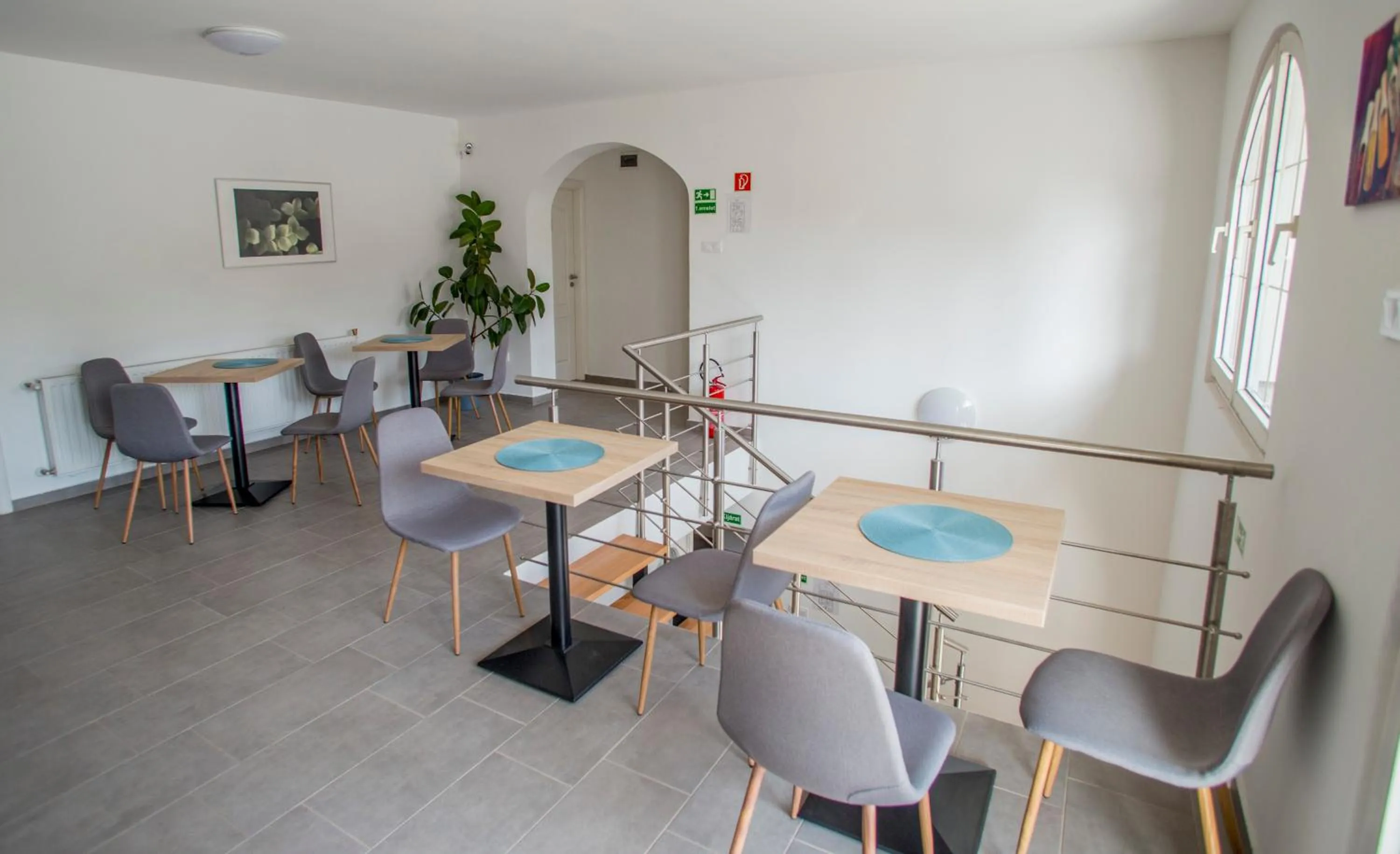 Kitchen or kitchenette in Főnix Design Rooms