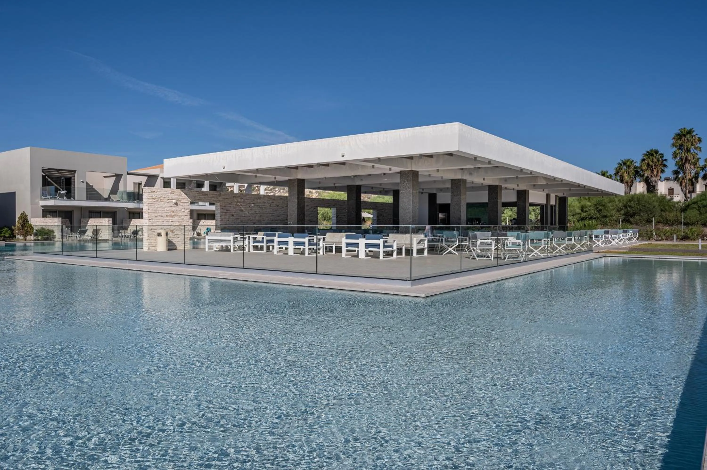 Property building in Porto Bello Royal