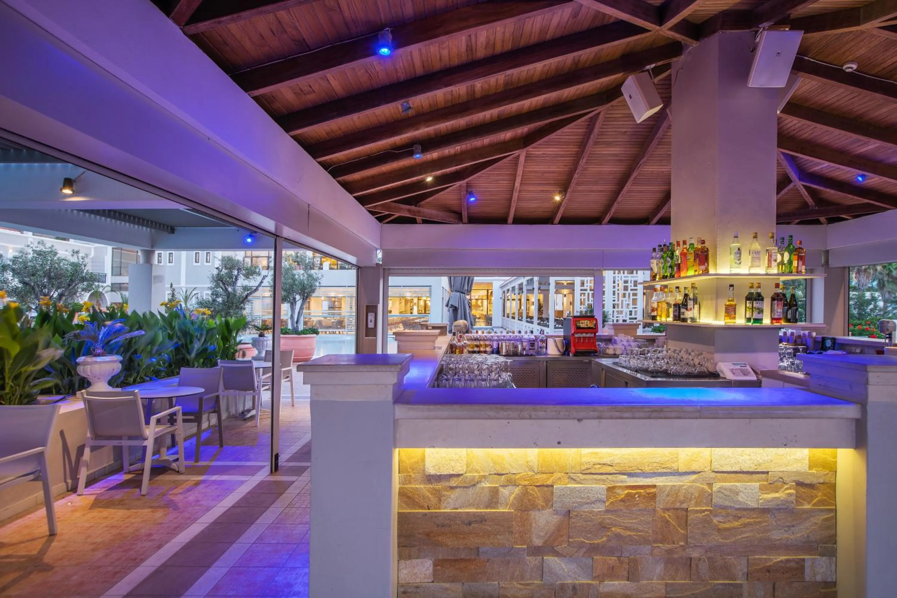 Restaurant/places to eat in Porto Bello Royal