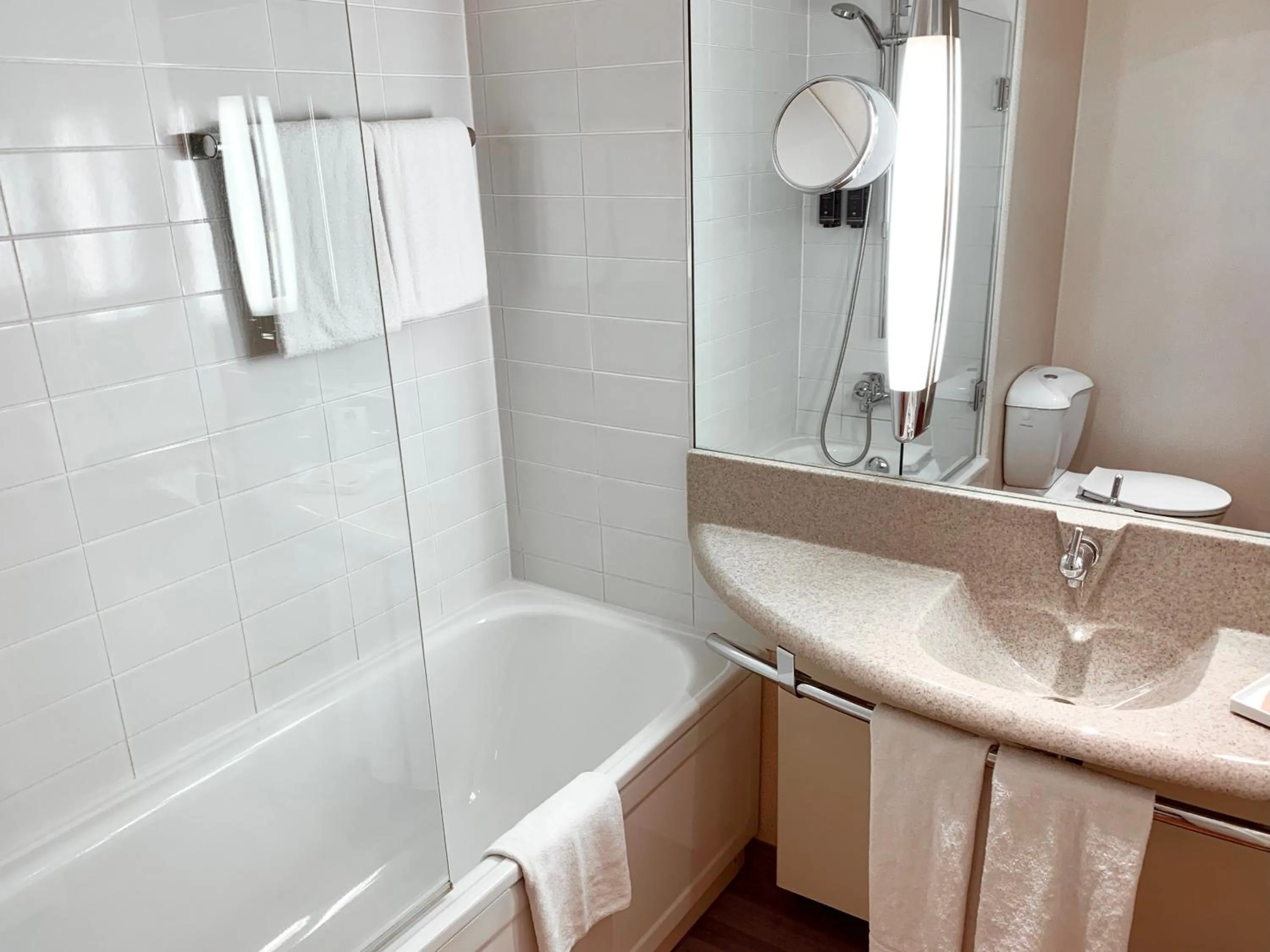 Toilet in Mercure Hotel Hamburg am Volkspark