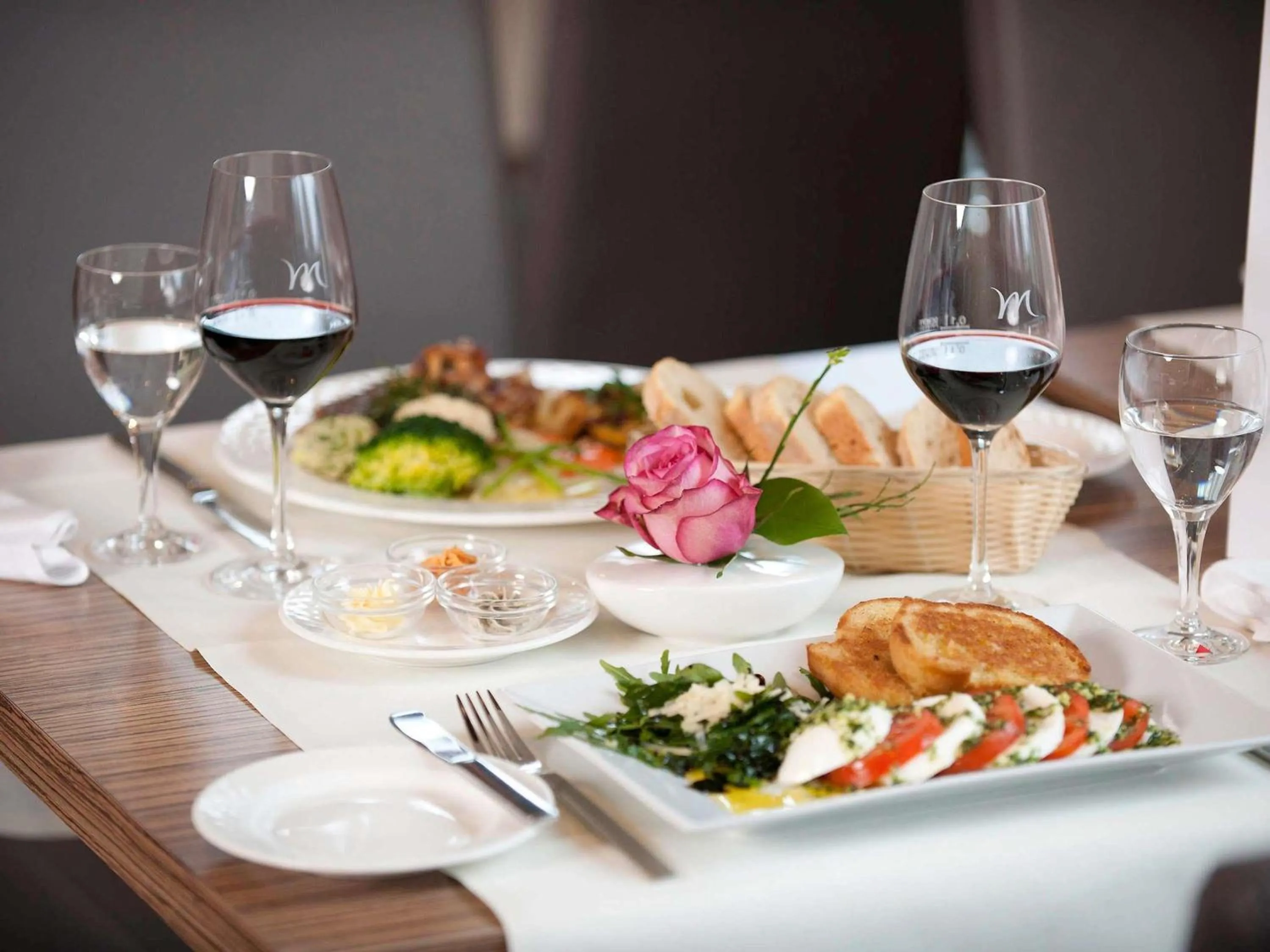 Restaurant/places to eat in Mercure Hotel Hamburg am Volkspark