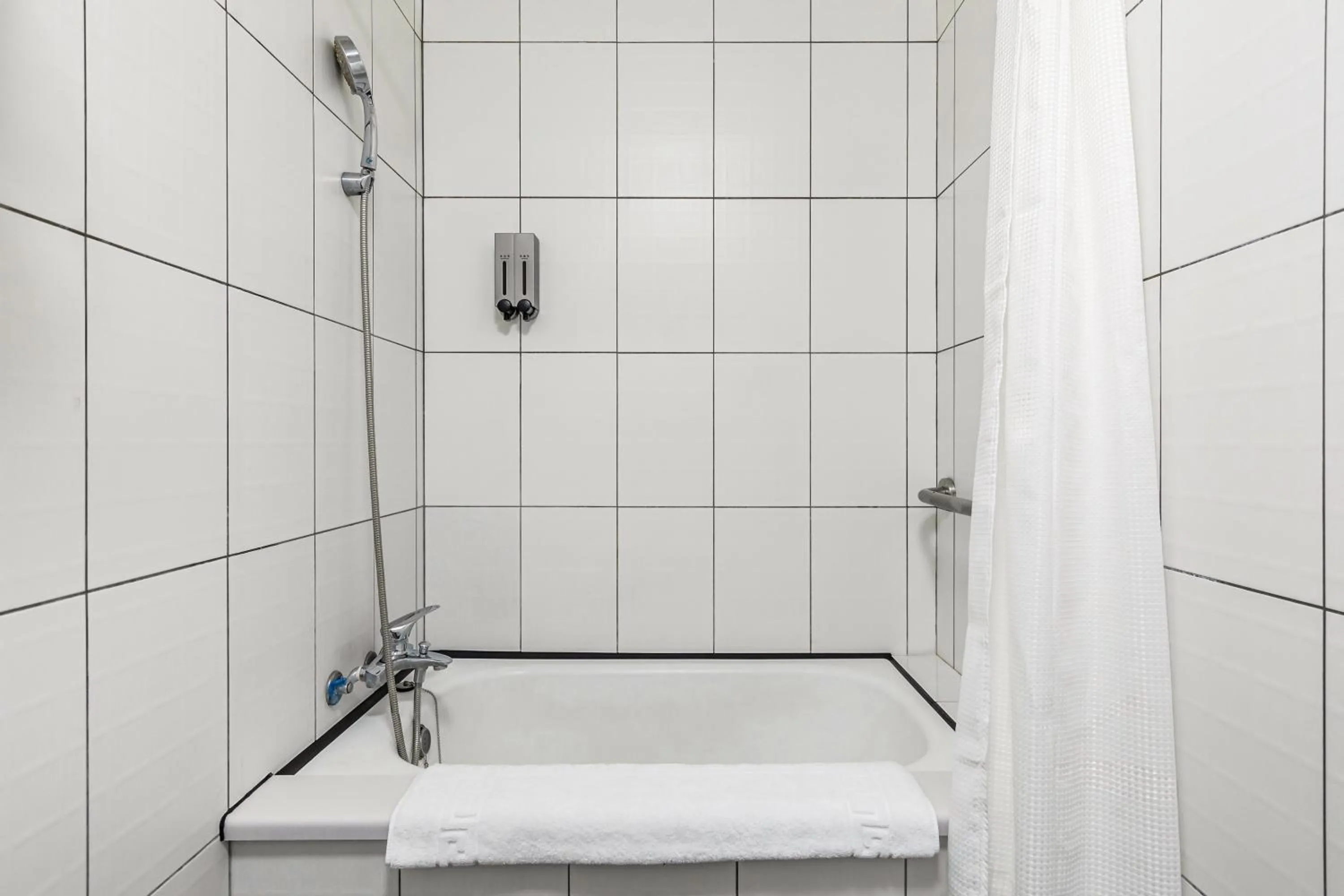 Shower in ItaThao Vacation Inn with Elevator