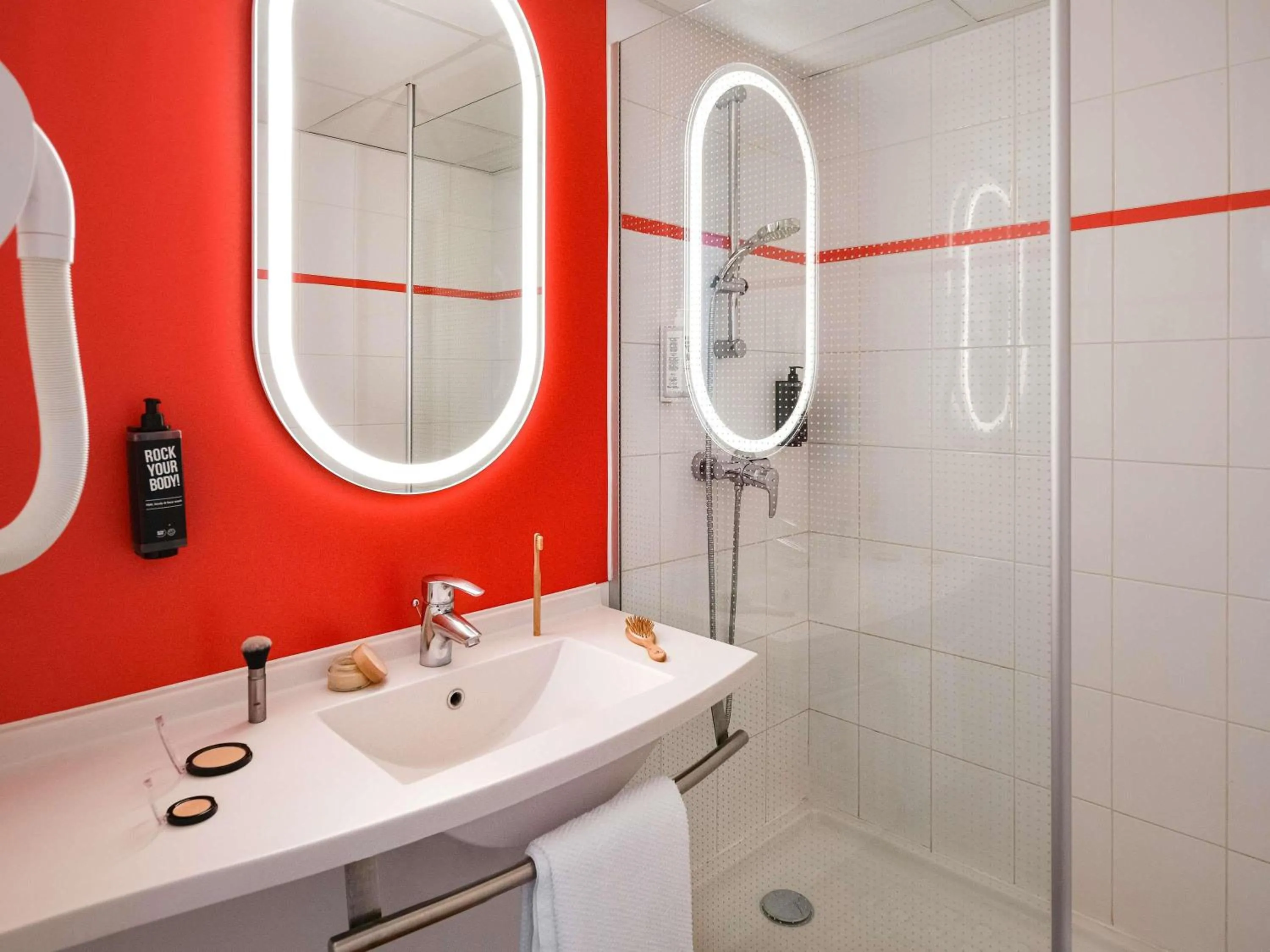 Bedroom in ibis Montélimar Nord