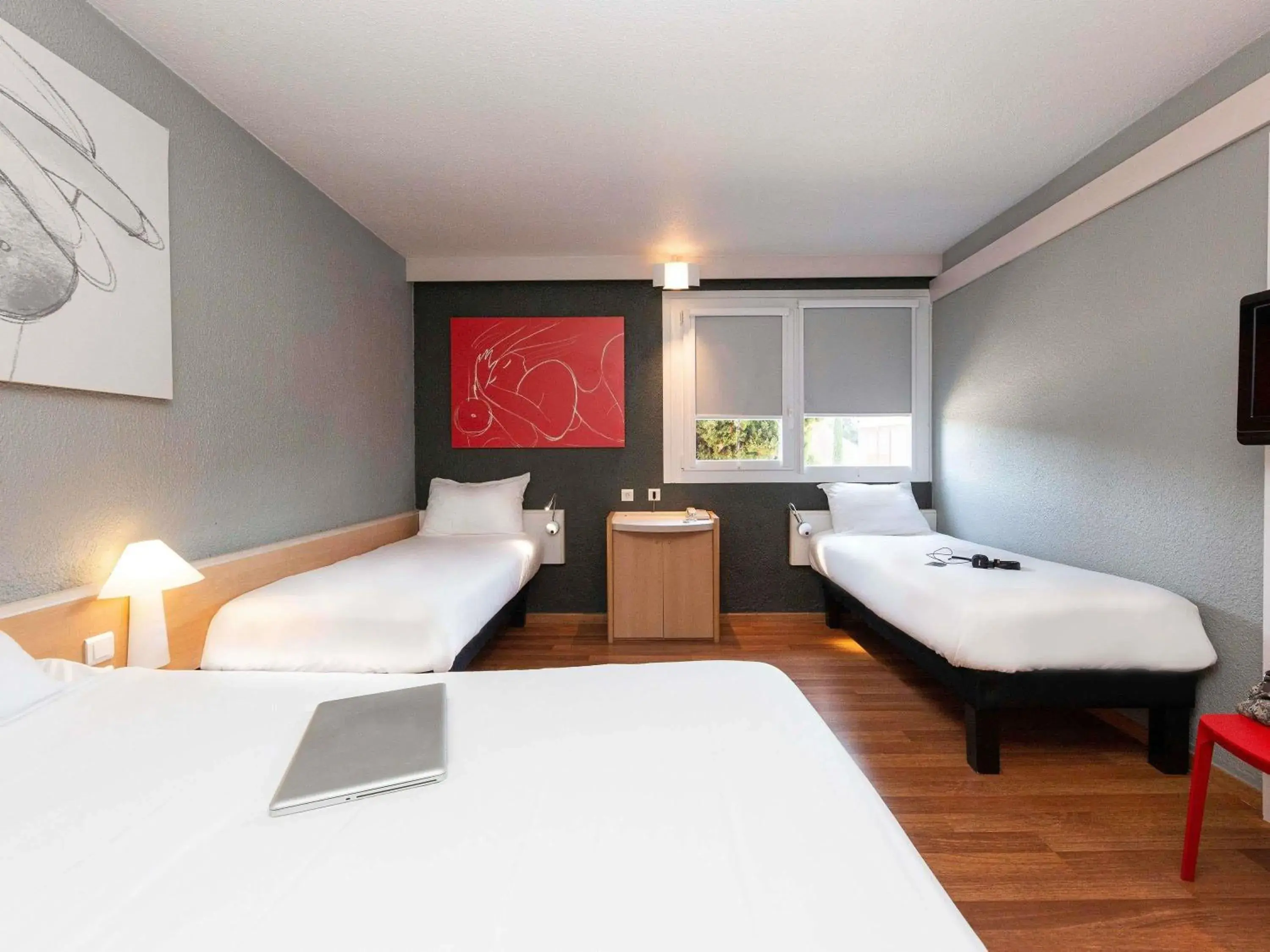 Family Room with One Double Bed and Two Single Beds in ibis Montélimar Nord Family Room with One Double Bed and Two Single Beds in ibis Montélimar Nord