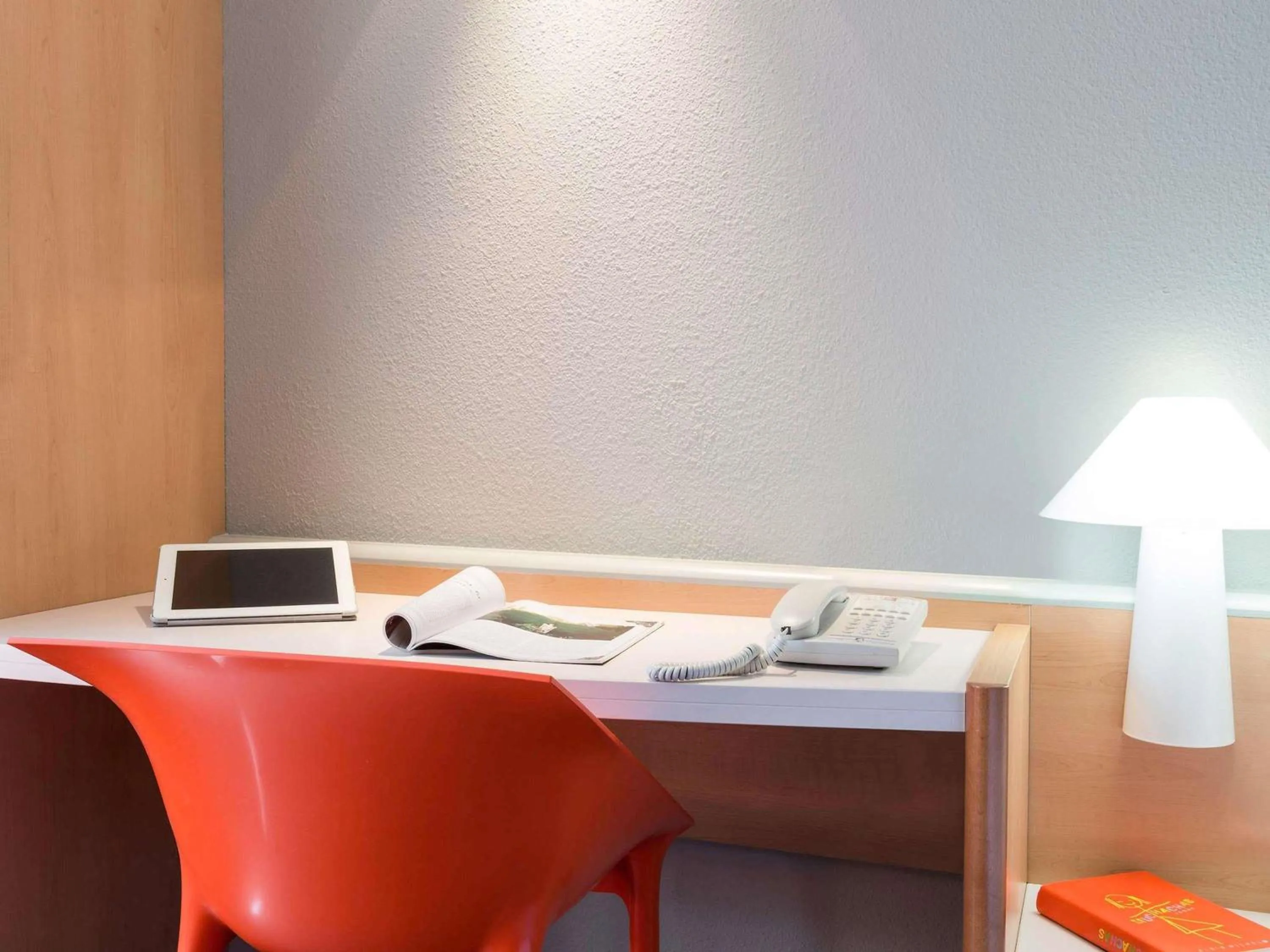 Bedroom, Bed in ibis Montélimar Nord