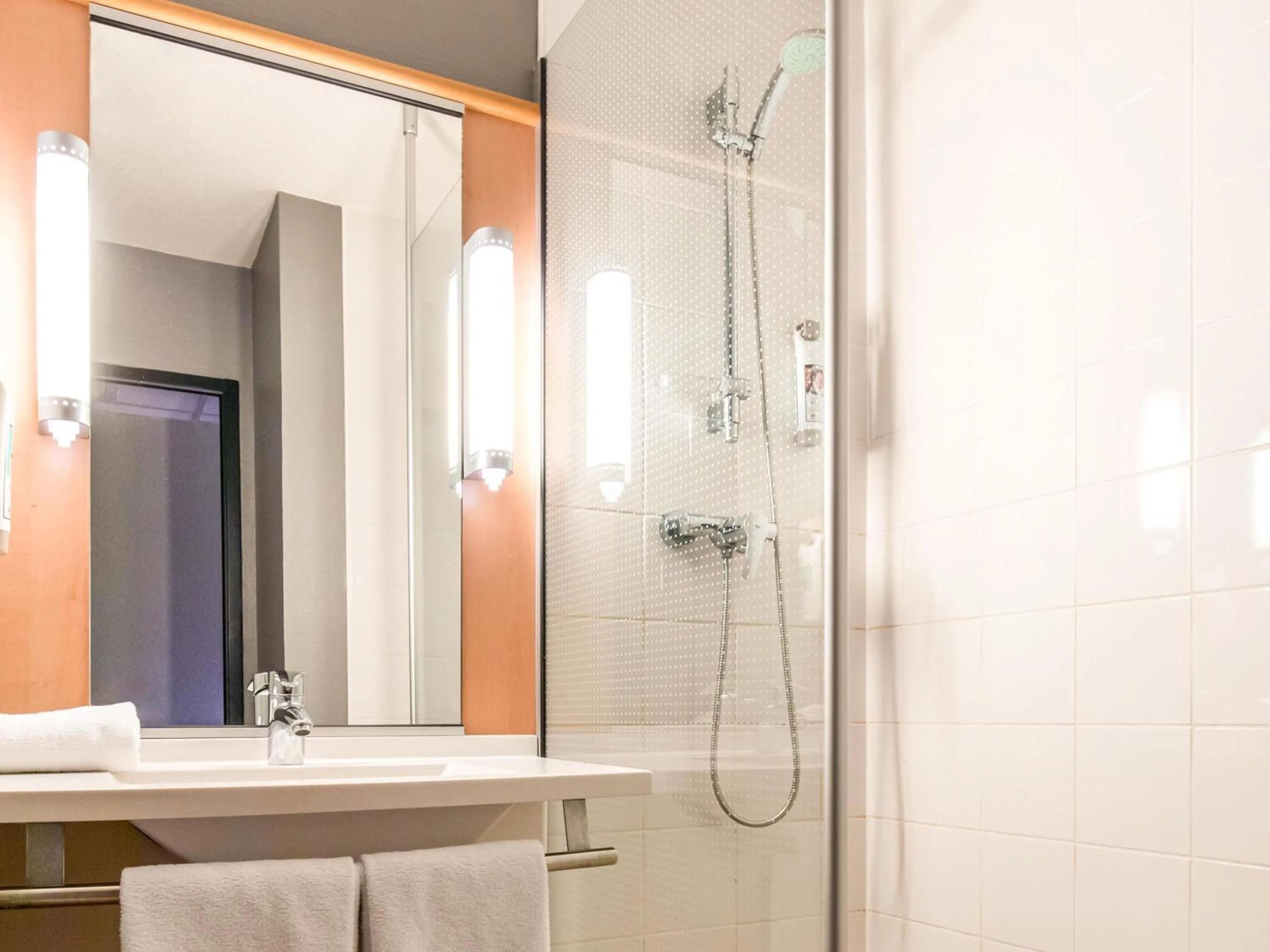 Bedroom in ibis Montélimar Nord