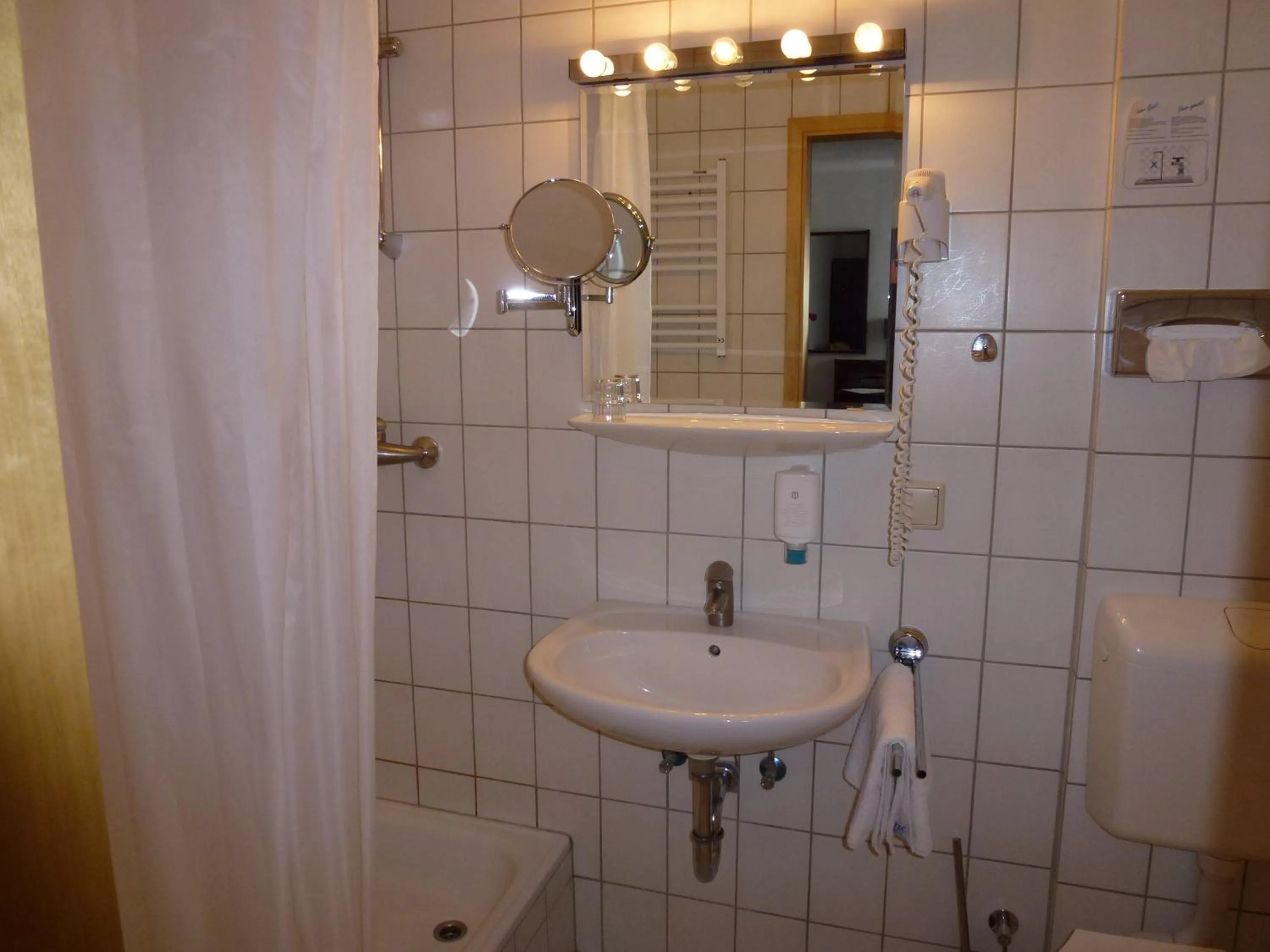 Bathroom in Hotel Wildunger Hof mit Gemeinschaftsküche