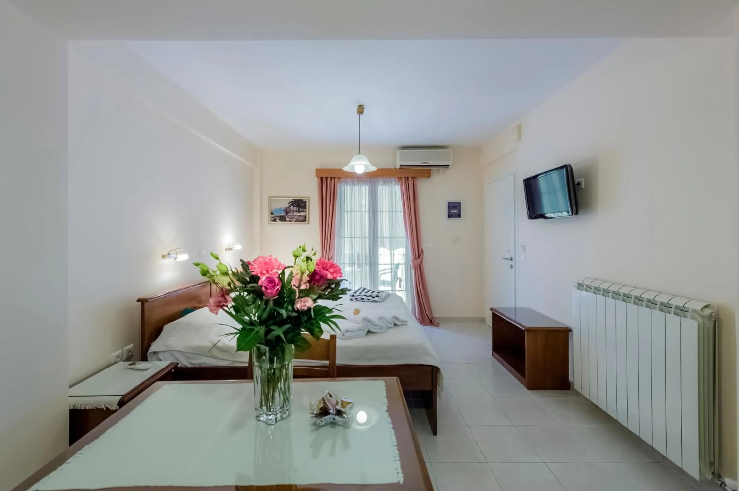 TV and multimedia, Bed in Rouchotas Apartments