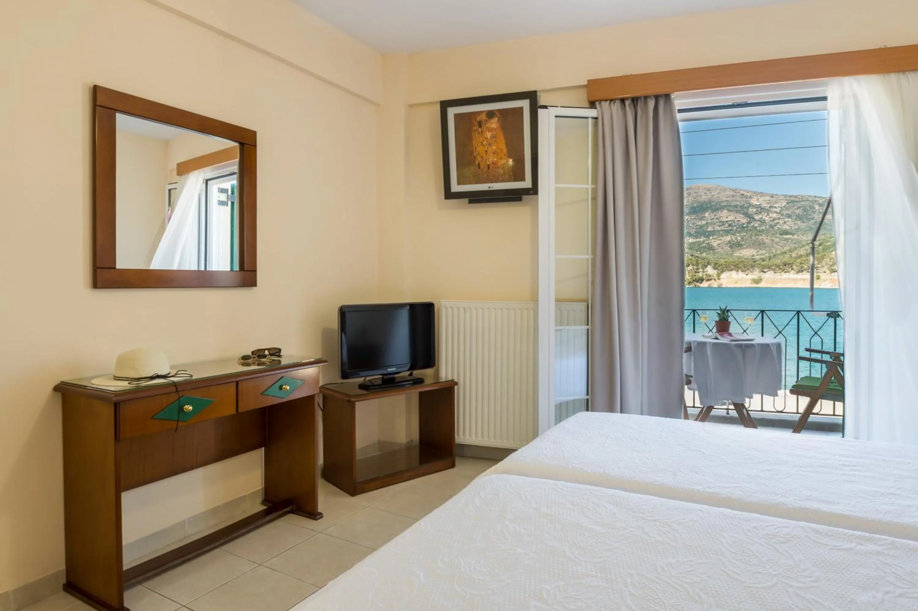 TV and multimedia, Bed in Rouchotas Apartments