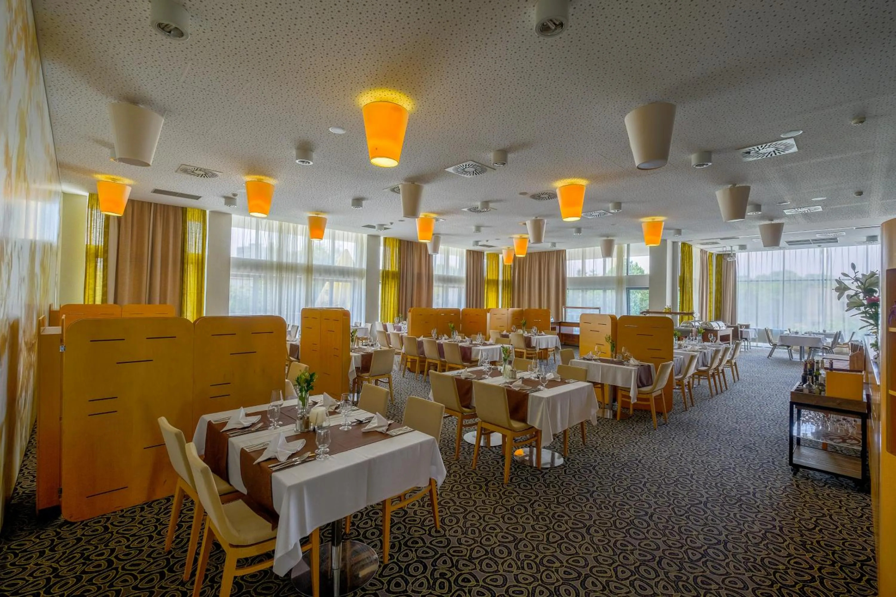 Restaurant/places to eat in Business Hotel Astrum Laus