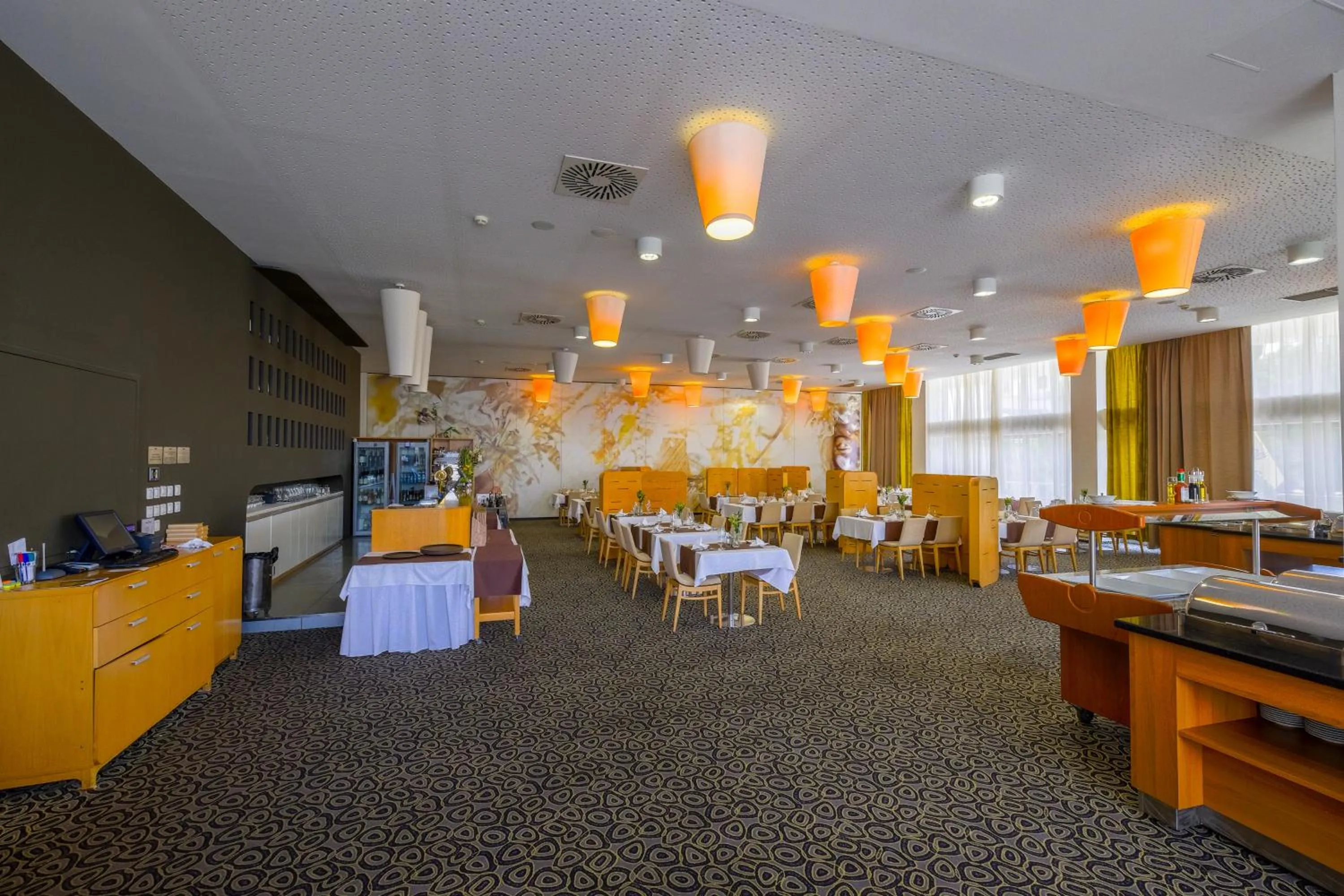 Restaurant/places to eat in Business Hotel Astrum Laus