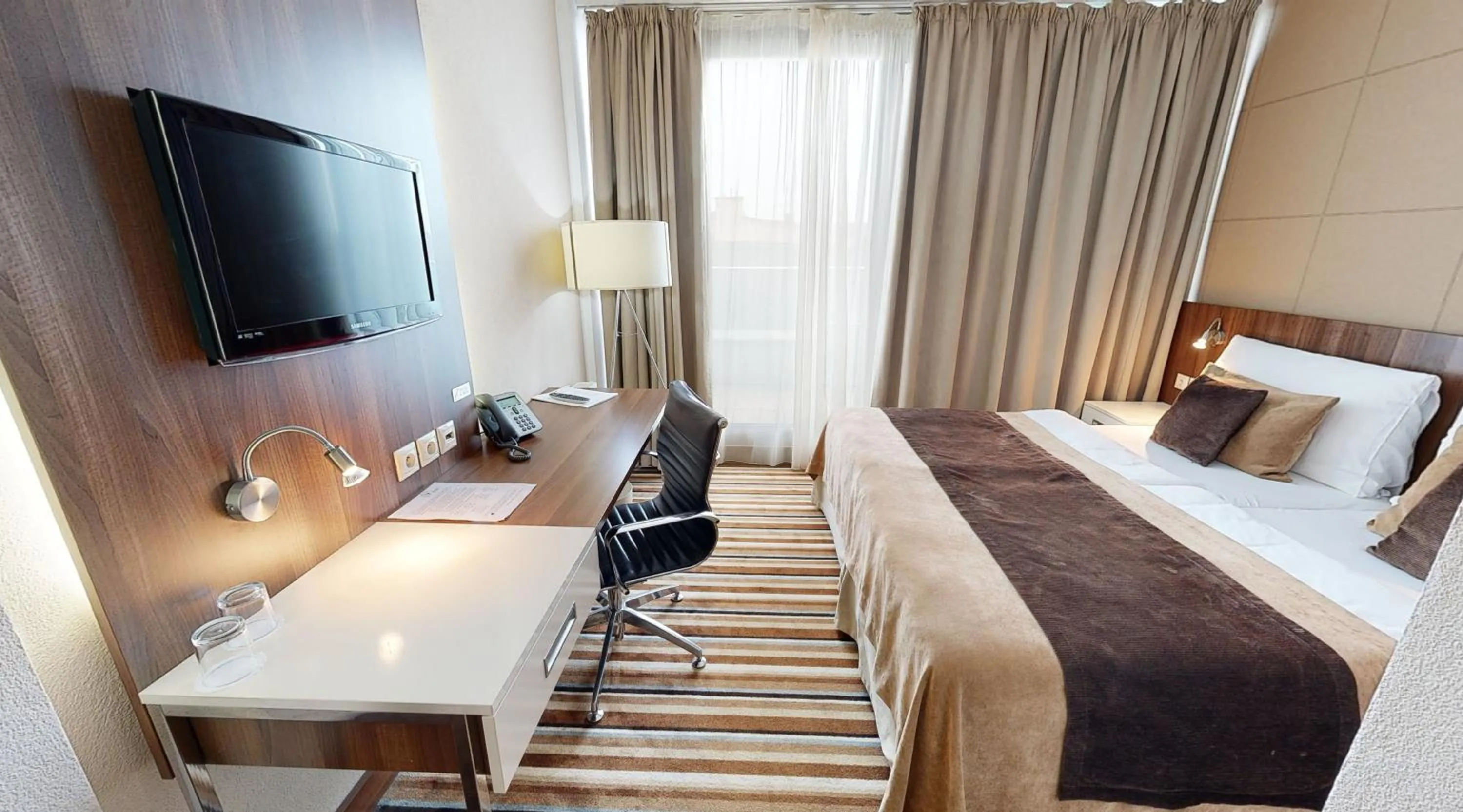 TV and multimedia, Bed in Business Hotel Astrum Laus