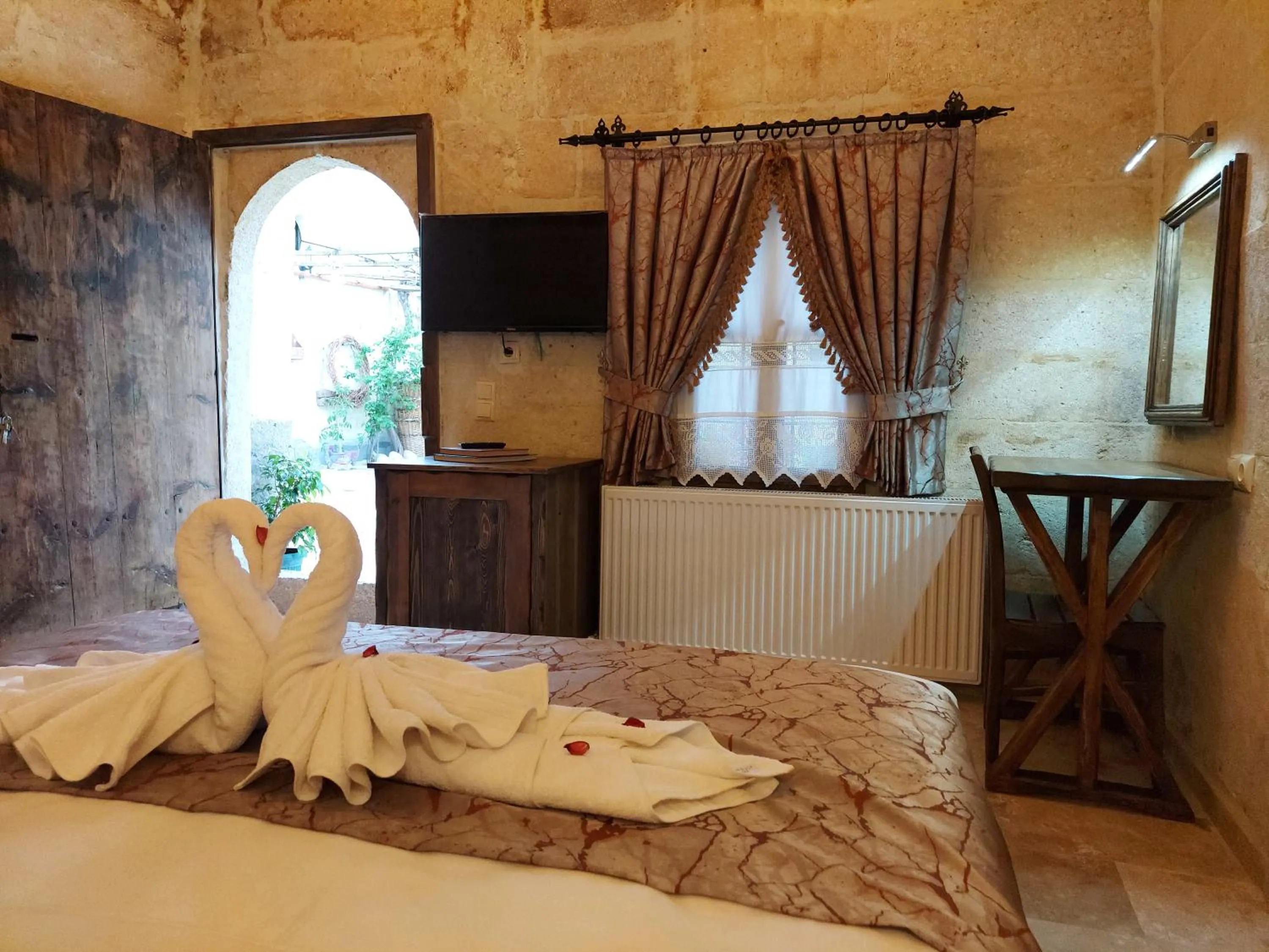 Bedroom, Bed in ARMEsos Cave Hotel