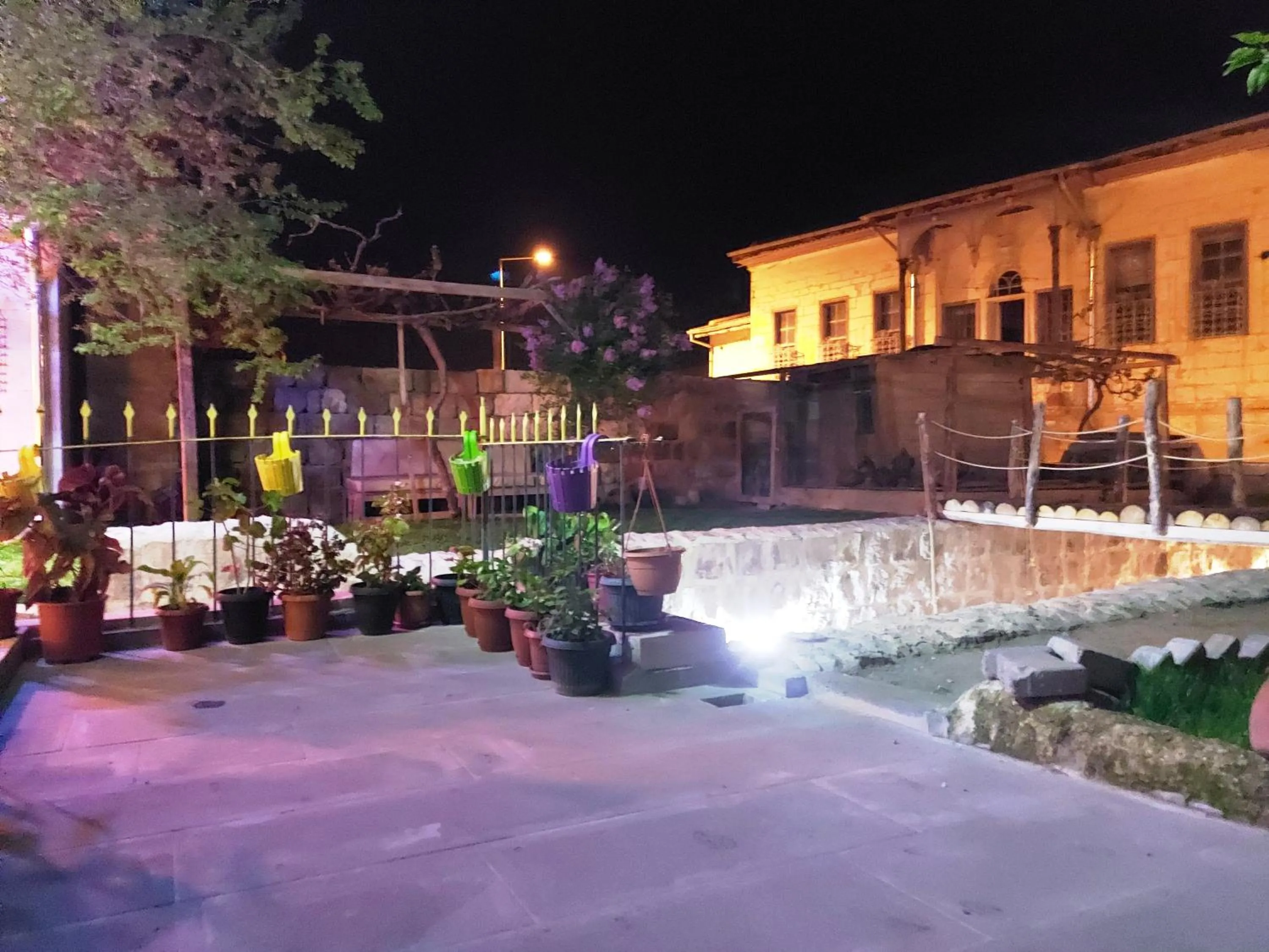 Garden in ARMEsos Cave Hotel