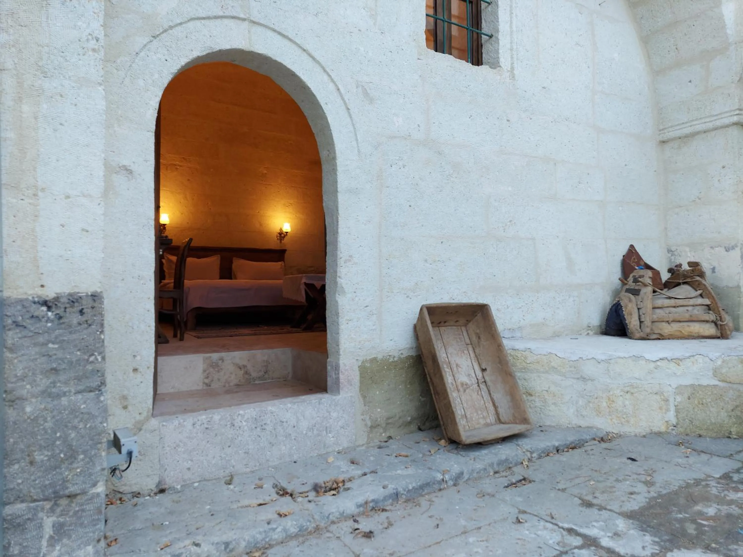 Facade/entrance, Bed in ARMEsos Cave Hotel