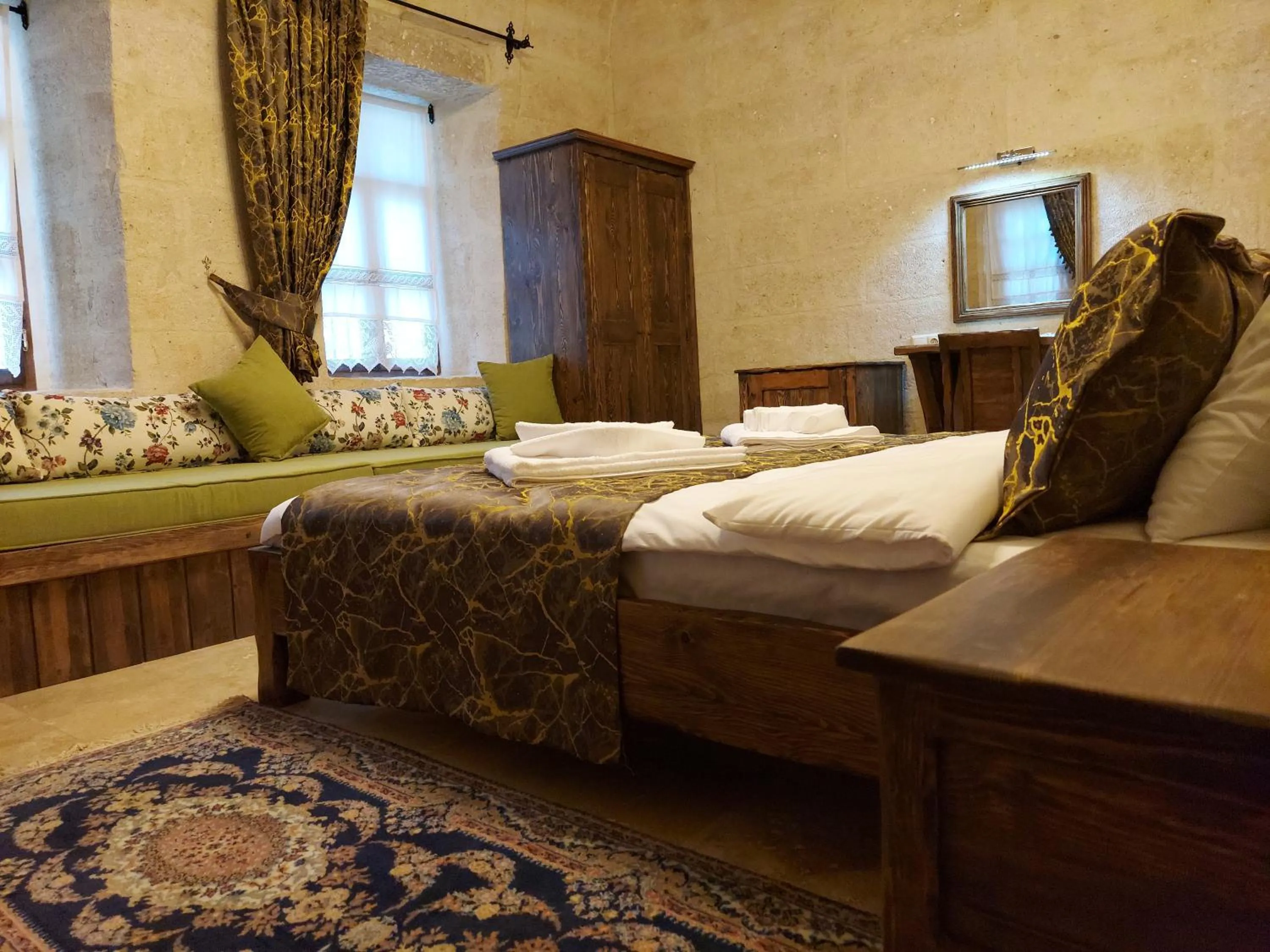 Photo of the whole room, Bed in ARMEsos Cave Hotel