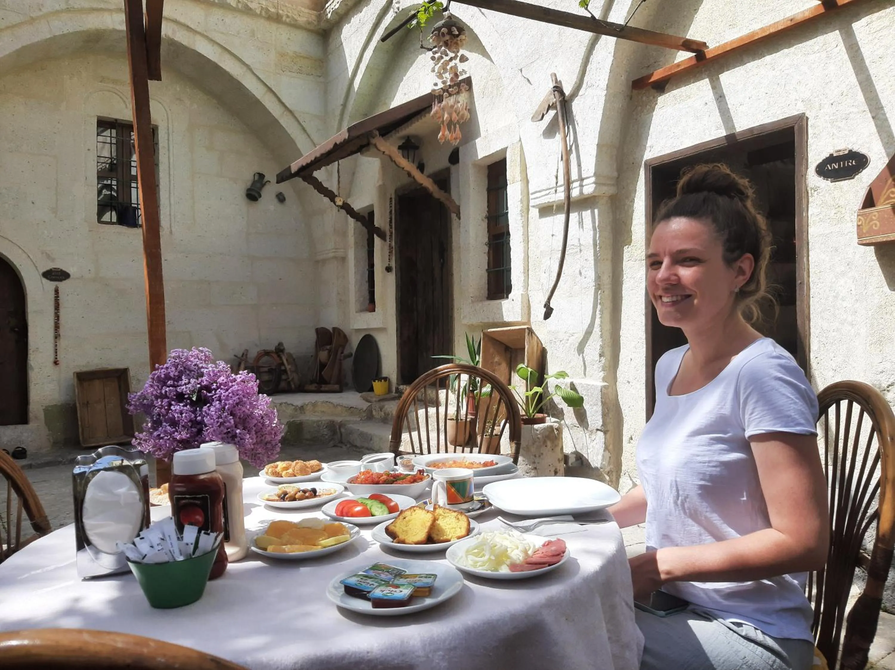 People in ARMEsos Cave Hotel