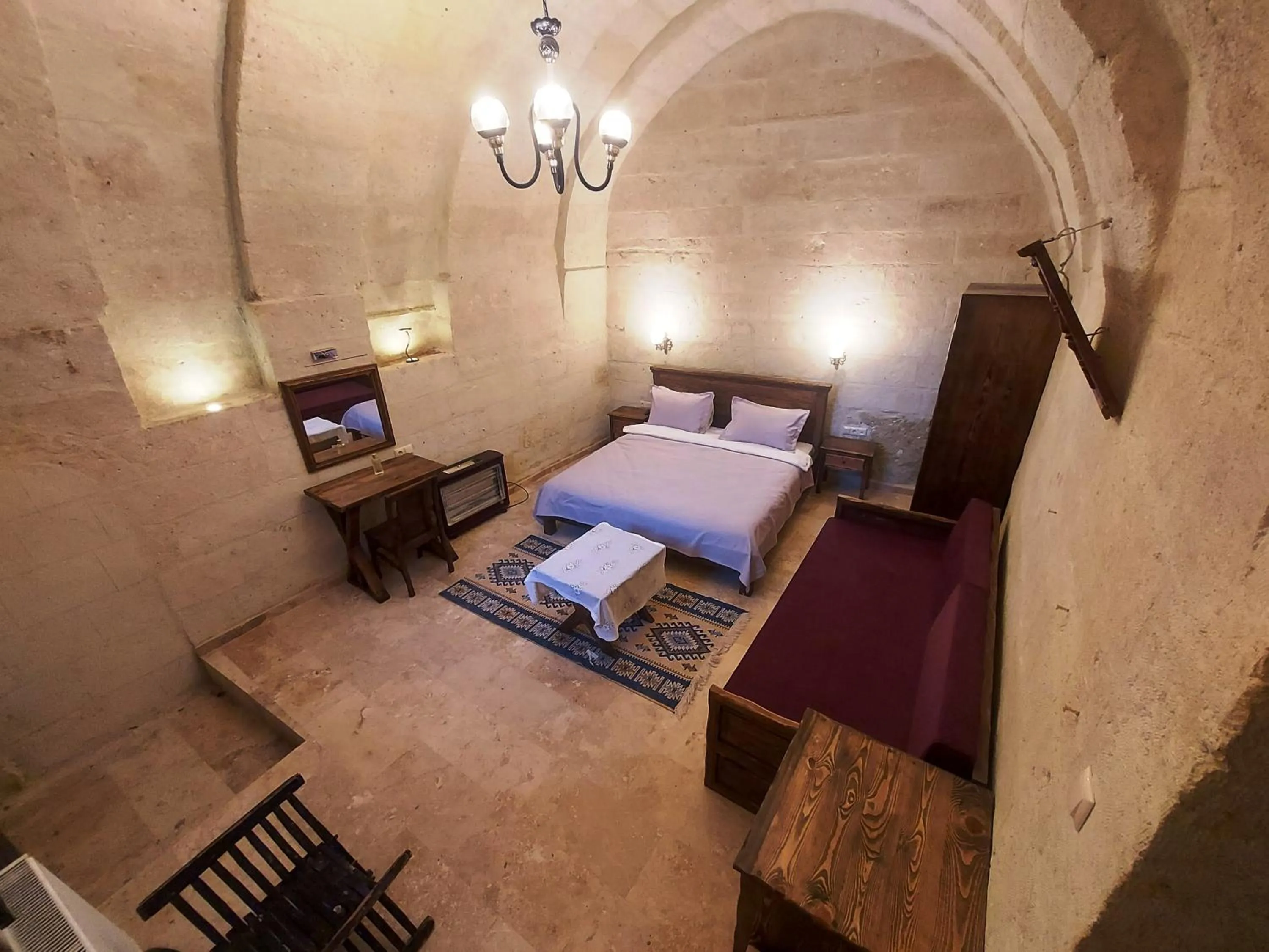 Photo of the whole room, Bed in ARMEsos Cave Hotel