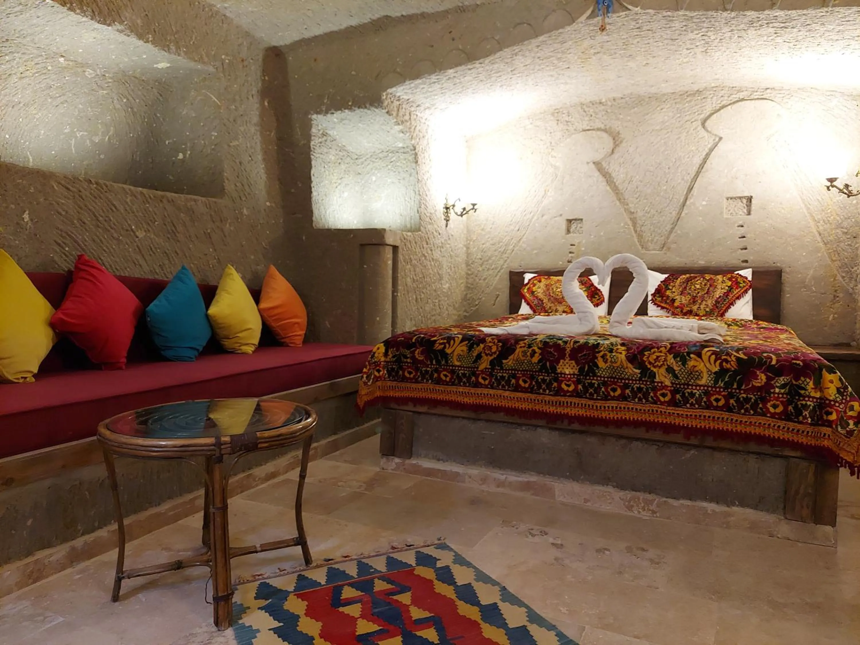 Photo of the whole room, Bed in ARMEsos Cave Hotel