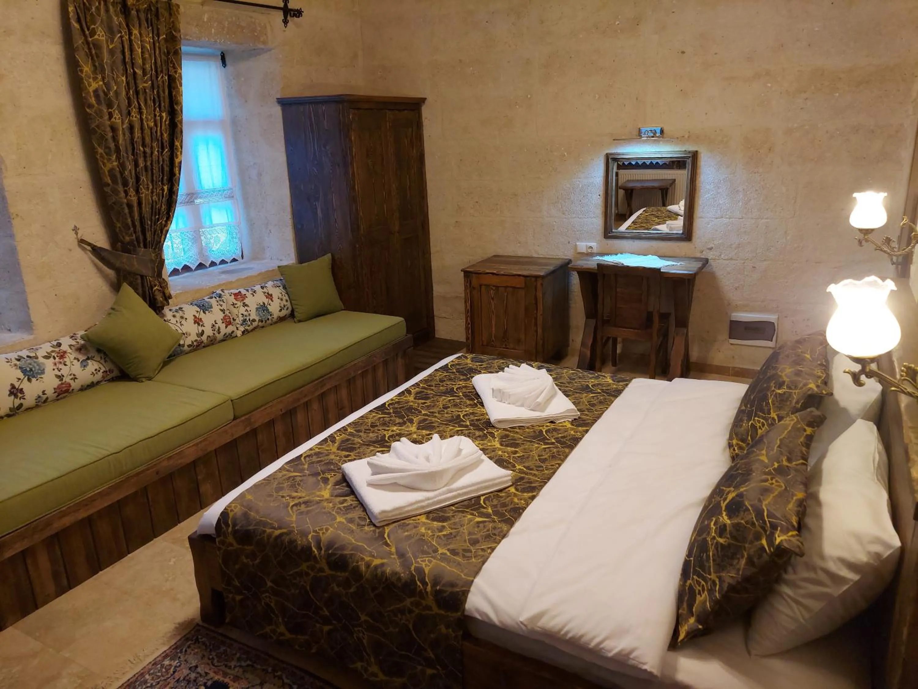 Photo of the whole room, Bed in ARMEsos Cave Hotel