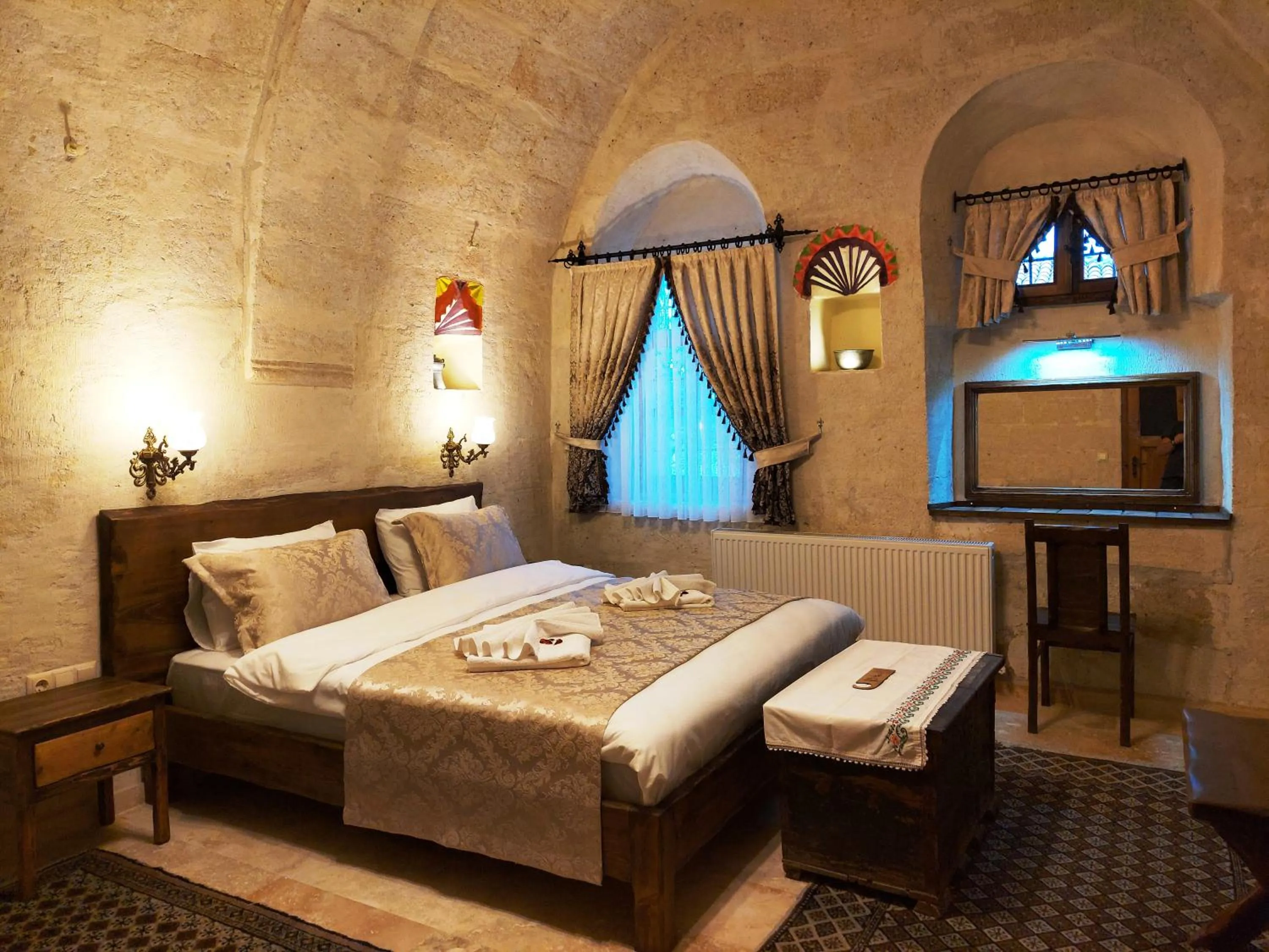 Photo of the whole room, Bed in ARMEsos Cave Hotel