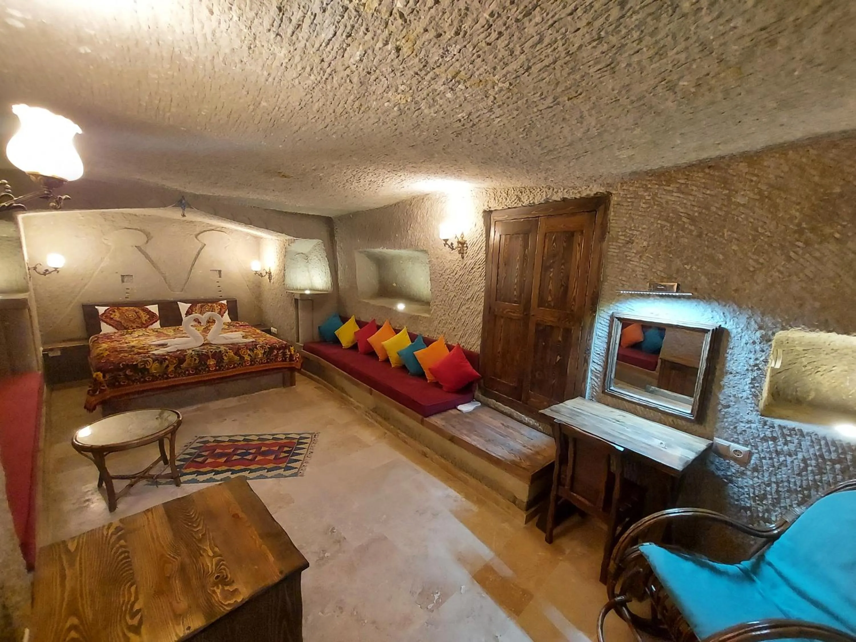 Seating area, Bed in ARMEsos Cave Hotel