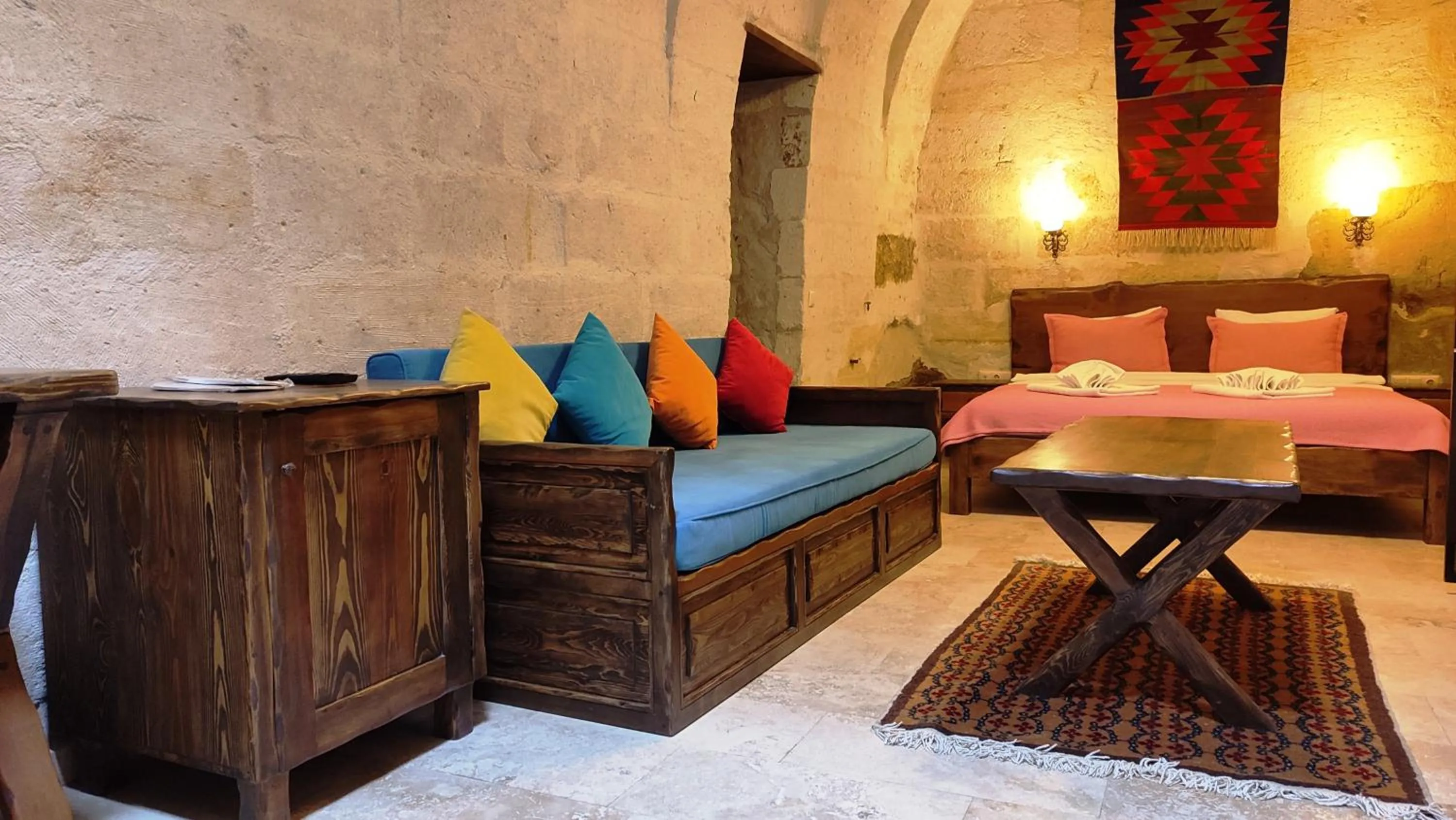 Photo of the whole room, Bed in ARMEsos Cave Hotel